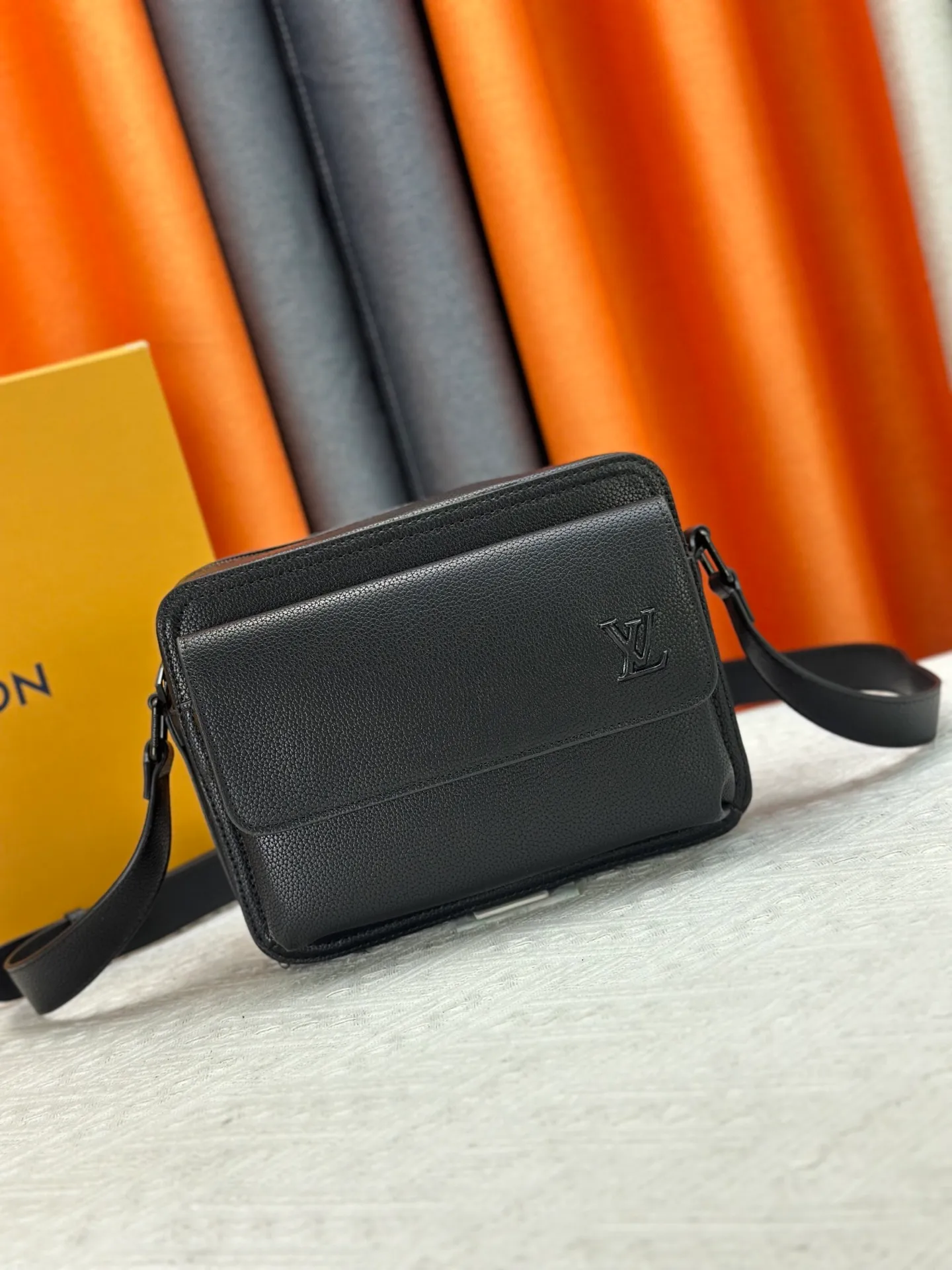P260 Upgraded from the original M15265 M15260 M25981 This Boarding messenger bag is made of lightweight and wear-resistant waxed cow leather. It has a compact structure with internal and external patch pockets for proper storage of an 8.3-inch tablet. Adjustable leather shoulder strap upgrades comfort. Dimensions: 24 x 18 x 9 (cm) ((length x height x width)