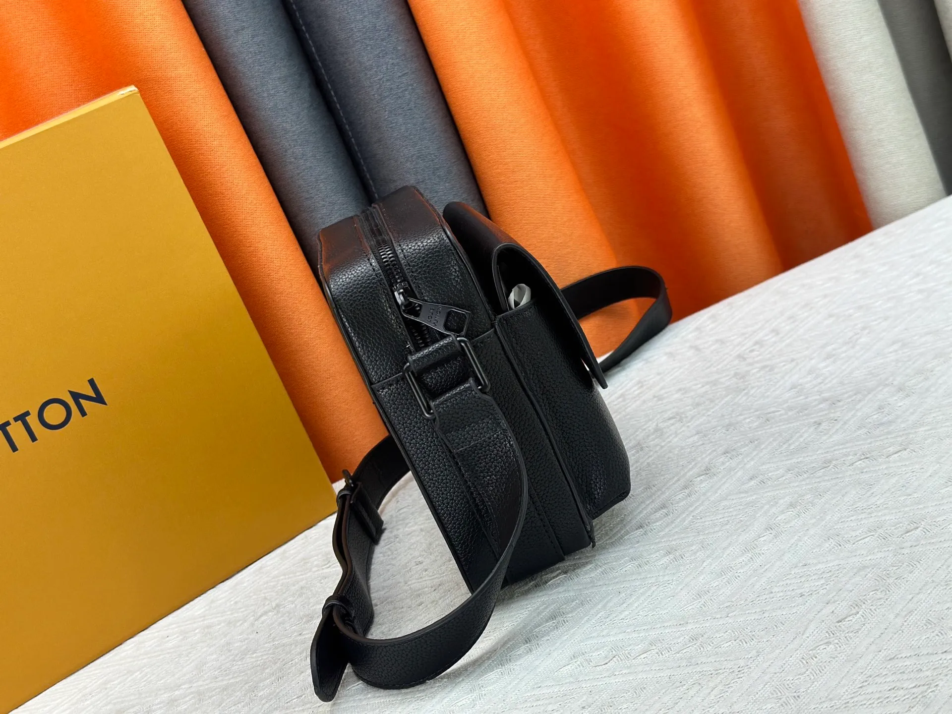 P260 Upgraded from the original M15265 M15260 M25981 This Boarding messenger bag is made of lightweight and wear-resistant waxed cow leather. It has a compact structure with internal and external patch pockets for proper storage of an 8.3-inch tablet. Adjustable leather shoulder strap upgrades comfort. Dimensions: 24 x 18 x 9 (cm) ((length x height x width)