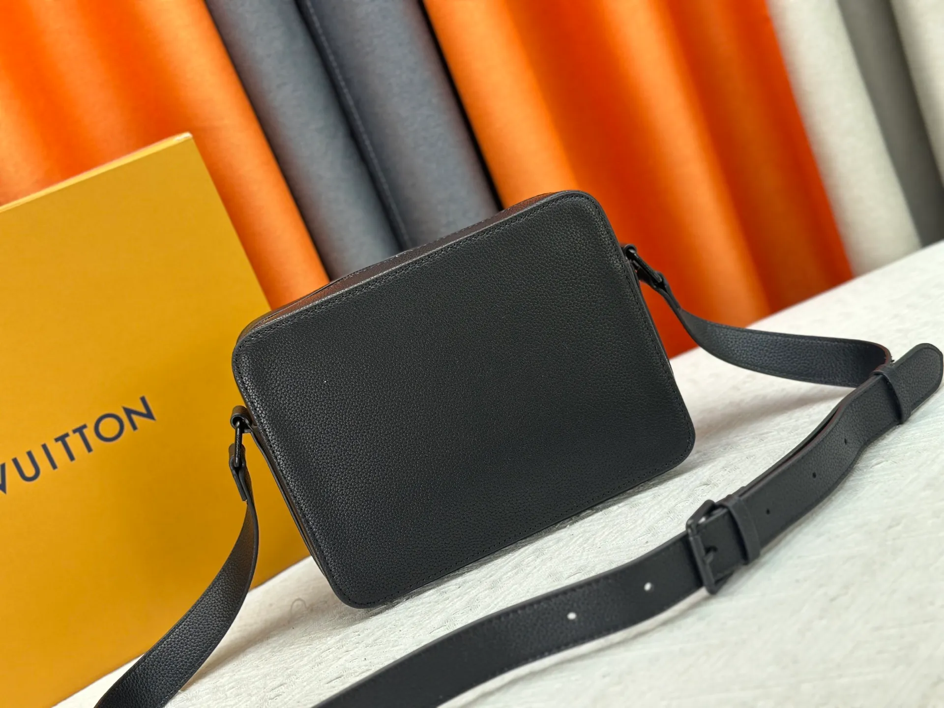 P260 Upgraded from the original M15265 M15260 M25981 This Boarding messenger bag is made of lightweight and wear-resistant waxed cow leather. It has a compact structure with internal and external patch pockets for proper storage of an 8.3-inch tablet. Adjustable leather shoulder strap upgrades comfort. Dimensions: 24 x 18 x 9 (cm) ((length x height x width)