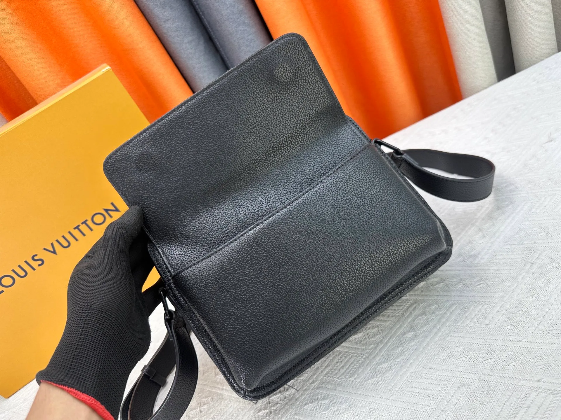 P260 Upgraded from the original M15265 M15260 M25981 This Boarding messenger bag is made of lightweight and wear-resistant waxed cow leather. It has a compact structure with internal and external patch pockets for proper storage of an 8.3-inch tablet. Adjustable leather shoulder strap upgrades comfort. Dimensions: 24 x 18 x 9 (cm) ((length x height x width)