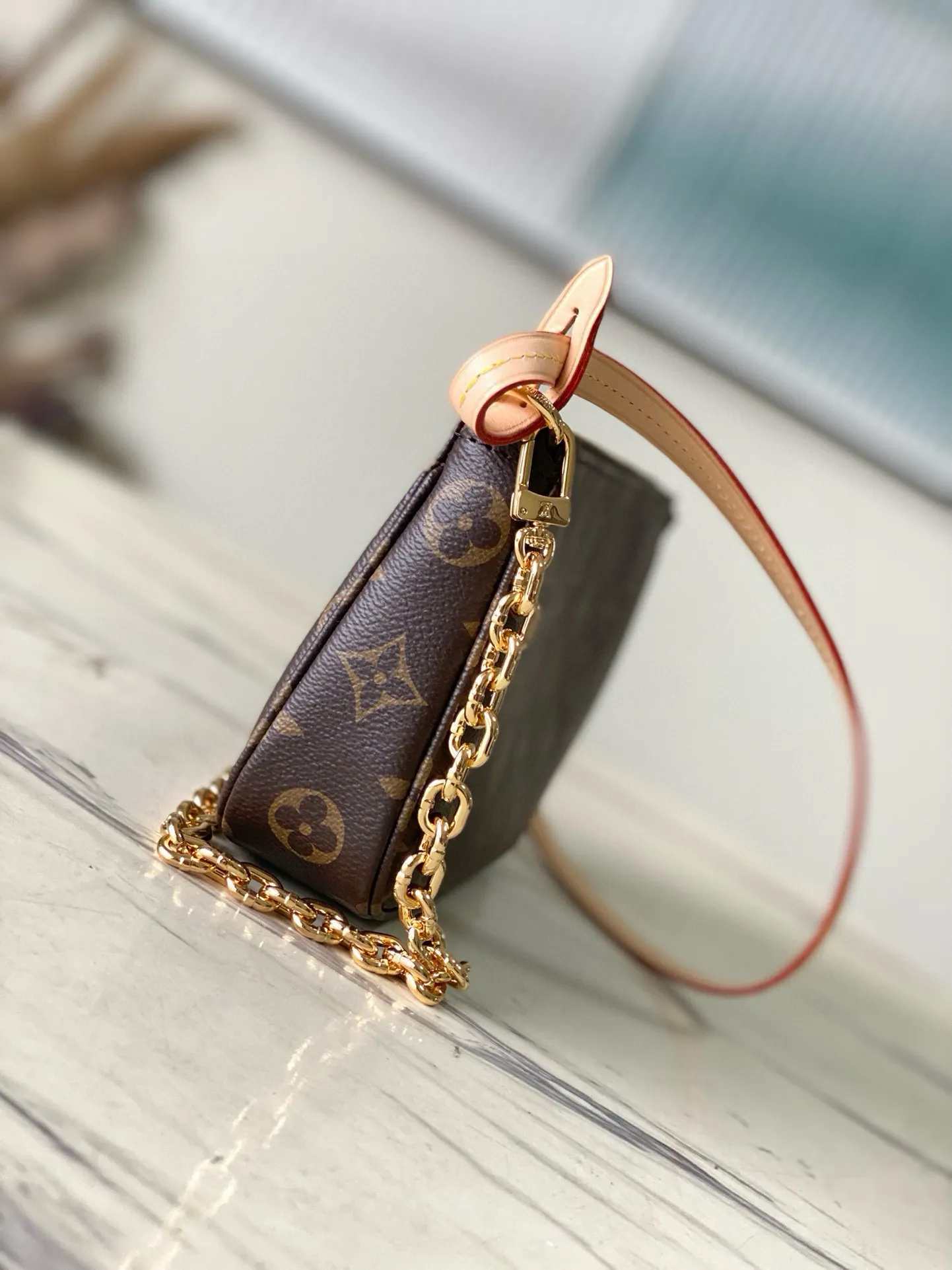 💰520 (steel chain) top original order M82766 This Pochette Accessoires handbag is made of Monogram canvas to interpret the classic design. It opens with a zipper and has ample space. It has zipper pockets, patch pockets and card compartments, which can safely store daily needs. The leather shoulder strap and chain are both detachable, enabling a variety of carrying methods. Dimensions: 23.5x 13.5x 4 cm (length x height x width)