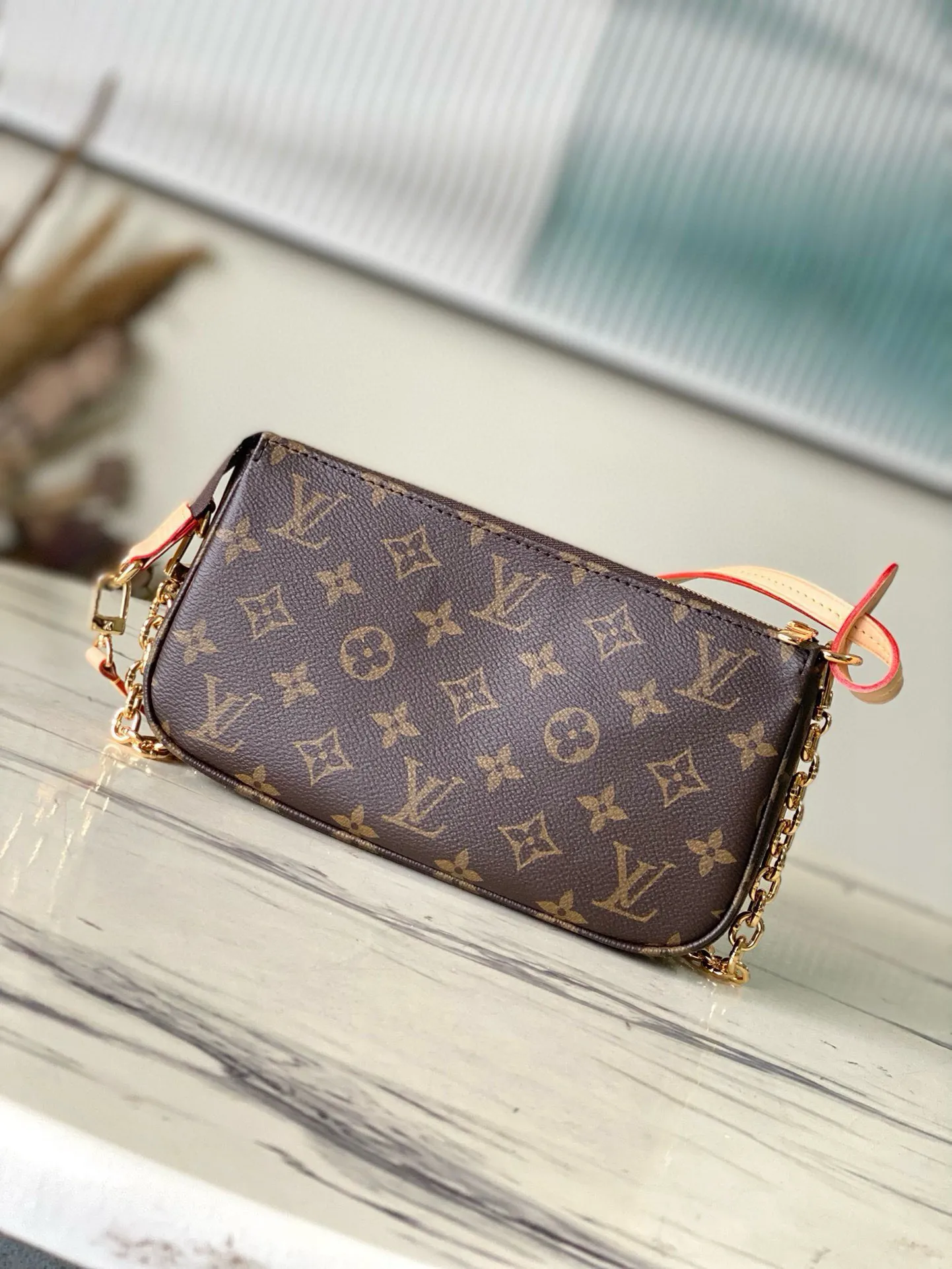💰520 (steel chain) top original order M82766 This Pochette Accessoires handbag is made of Monogram canvas to interpret the classic design. It opens with a zipper and has ample space. It has zipper pockets, patch pockets and card compartments, which can safely store daily needs. The leather shoulder strap and chain are both detachable, enabling a variety of carrying methods. Dimensions: 23.5x 13.5x 4 cm (length x height x width)