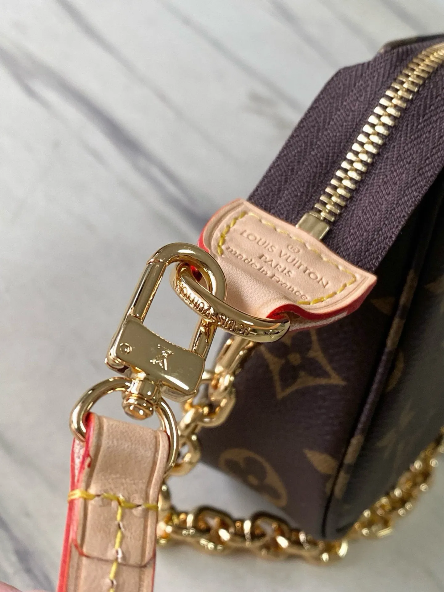 💰520 (steel chain) top original order M82766 This Pochette Accessoires handbag is made of Monogram canvas to interpret the classic design. It opens with a zipper and has ample space. It has zipper pockets, patch pockets and card compartments, which can safely store daily needs. The leather shoulder strap and chain are both detachable, enabling a variety of carrying methods. Dimensions: 23.5x 13.5x 4 cm (length x height x width)