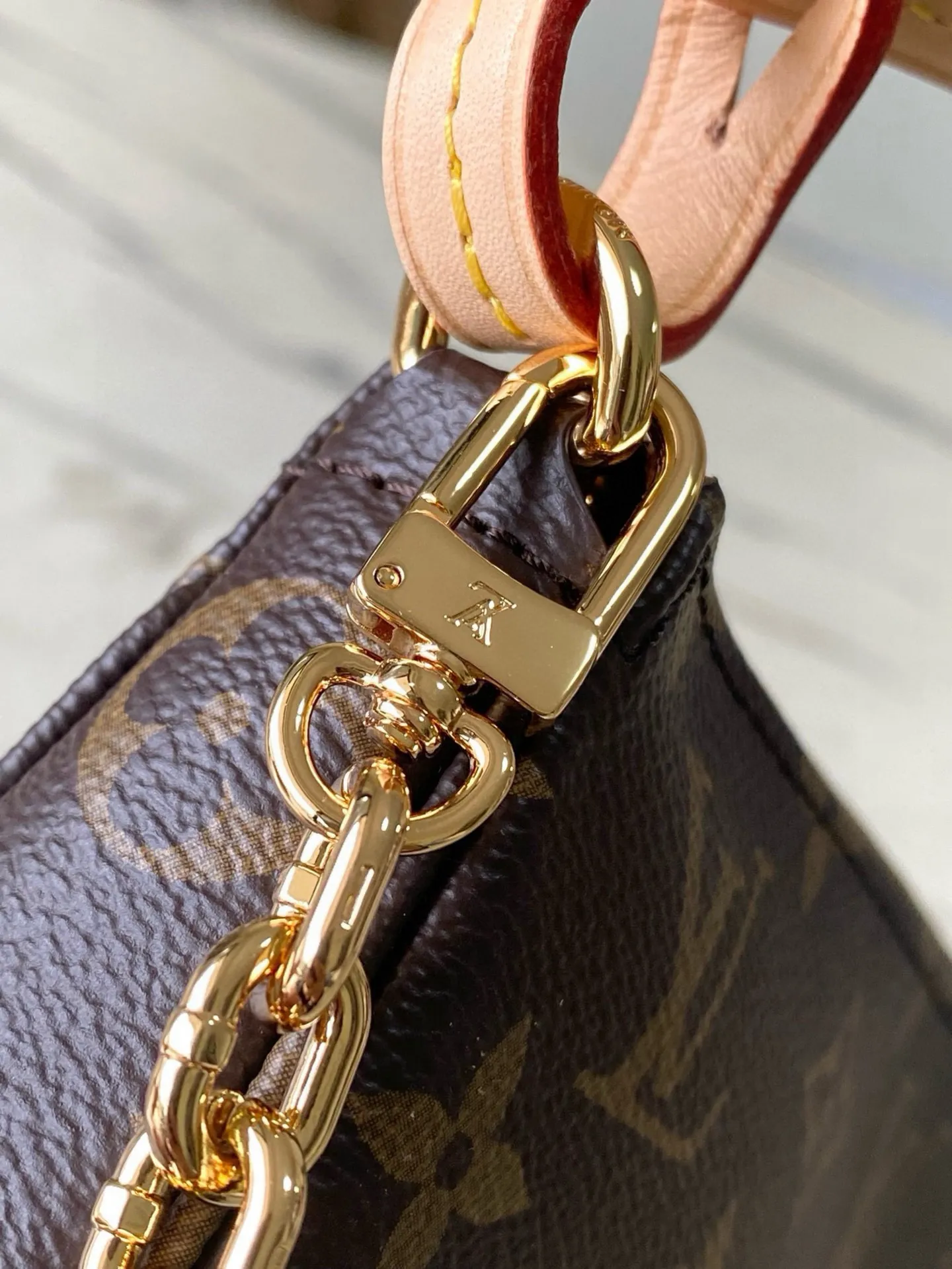 💰520 (steel chain) top original order M82766 This Pochette Accessoires handbag is made of Monogram canvas to interpret the classic design. It opens with a zipper and has ample space. It has zipper pockets, patch pockets and card compartments, which can safely store daily needs. The leather shoulder strap and chain are both detachable, enabling a variety of carrying methods. Dimensions: 23.5x 13.5x 4 cm (length x height x width)