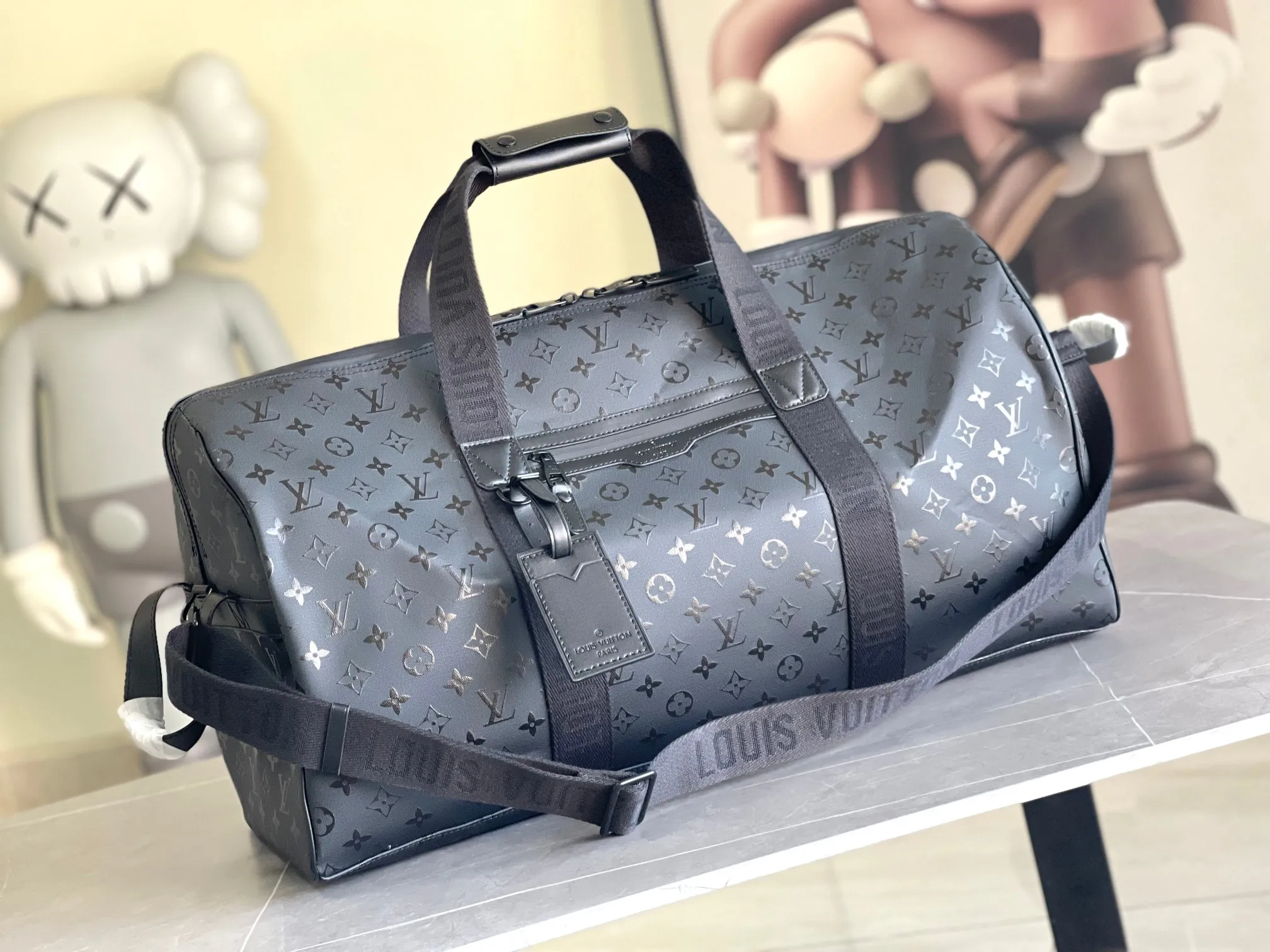 💰1480 (top-grain leather) top original model 23786 Virgil Abloh introduced the Basketball Keepall 55 travel bag from the brand archives to the basketball court, rendering the NBA logo colors and lines for the classic design. Open the flap to reveal the basketball secured by the inner strap under the grid. 55 x 27 x 20 cm