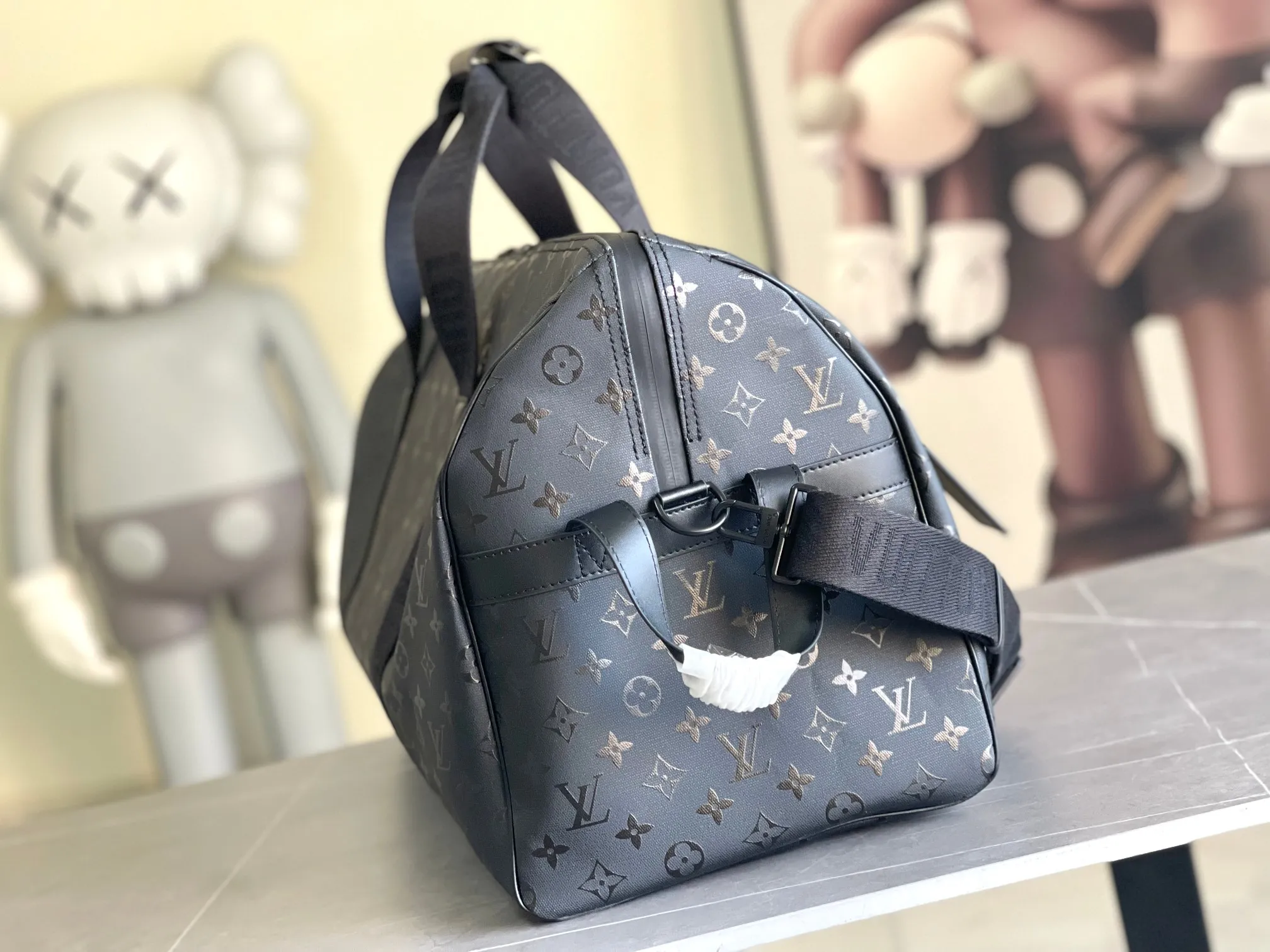 💰1480 (top-grain leather) top original model 23786 Virgil Abloh introduced the Basketball Keepall 55 travel bag from the brand archives to the basketball court, rendering the NBA logo colors and lines for the classic design. Open the flap to reveal the basketball secured by the inner strap under the grid. 55 x 27 x 20 cm
