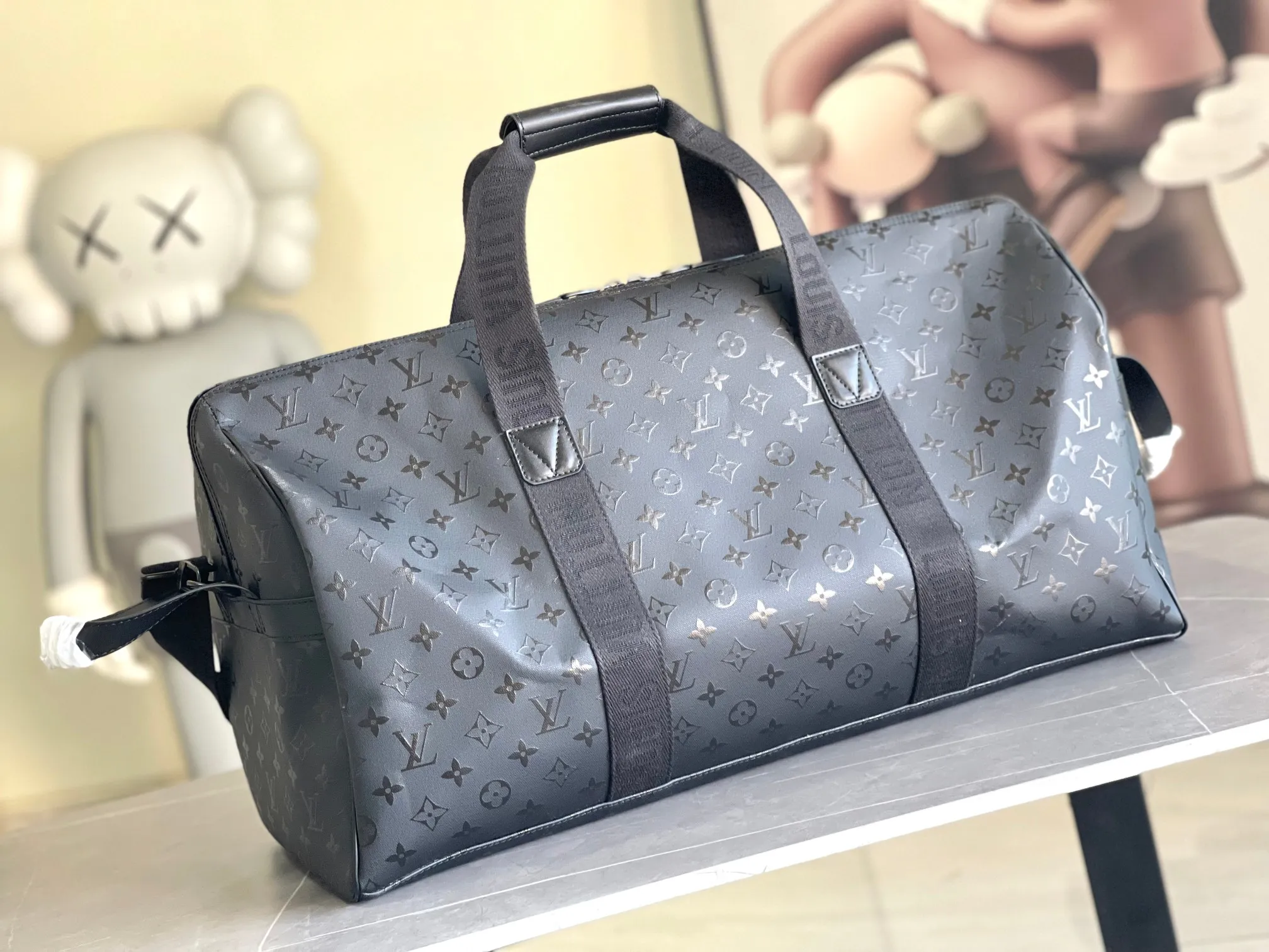 💰1480 (top-grain leather) top original model 23786 Virgil Abloh introduced the Basketball Keepall 55 travel bag from the brand archives to the basketball court, rendering the NBA logo colors and lines for the classic design. Open the flap to reveal the basketball secured by the inner strap under the grid. 55 x 27 x 20 cm