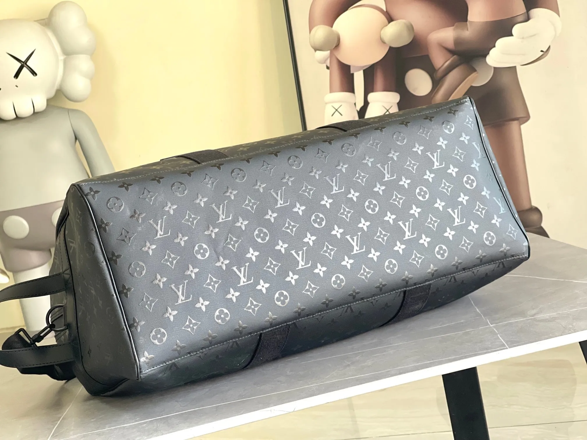 💰1480 (top-grain leather) top original model 23786 Virgil Abloh introduced the Basketball Keepall 55 travel bag from the brand archives to the basketball court, rendering the NBA logo colors and lines for the classic design. Open the flap to reveal the basketball secured by the inner strap under the grid. 55 x 27 x 20 cm
