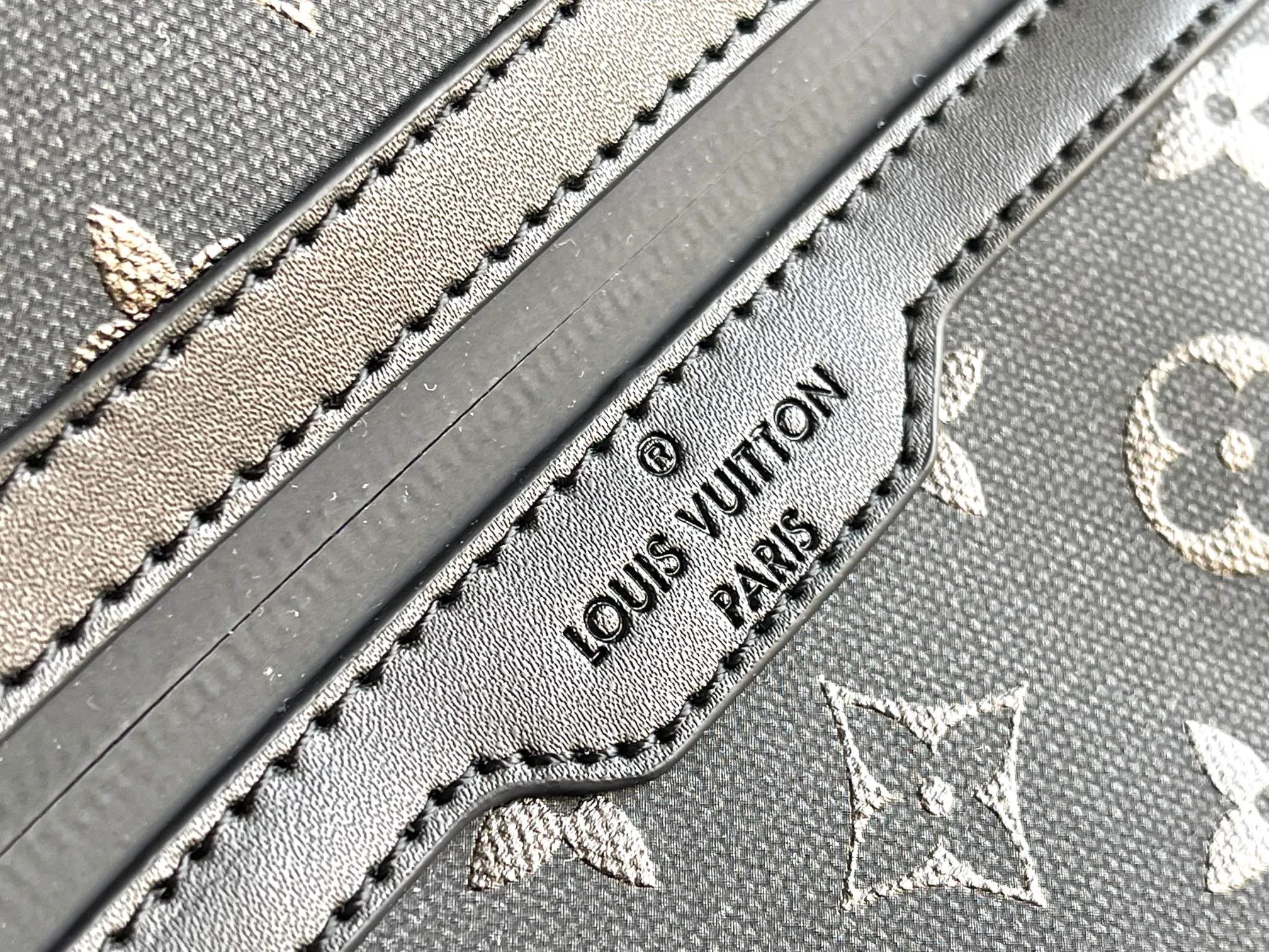 💰1480 (top-grain leather) top original model 23786 Virgil Abloh introduced the Basketball Keepall 55 travel bag from the brand archives to the basketball court, rendering the NBA logo colors and lines for the classic design. Open the flap to reveal the basketball secured by the inner strap under the grid. 55 x 27 x 20 cm