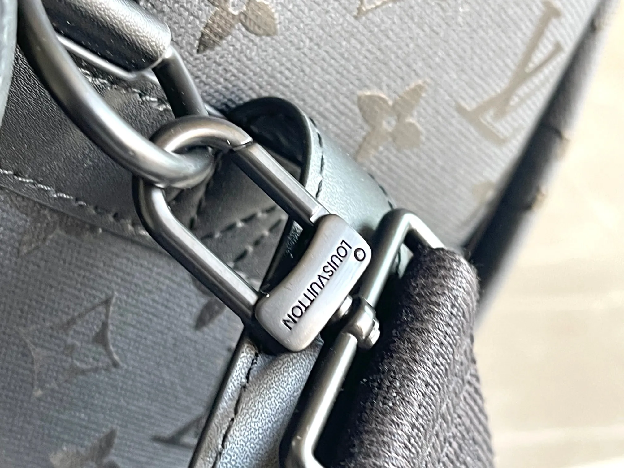 💰1480 (top-grain leather) top original model 23786 Virgil Abloh introduced the Basketball Keepall 55 travel bag from the brand archives to the basketball court, rendering the NBA logo colors and lines for the classic design. Open the flap to reveal the basketball secured by the inner strap under the grid. 55 x 27 x 20 cm
