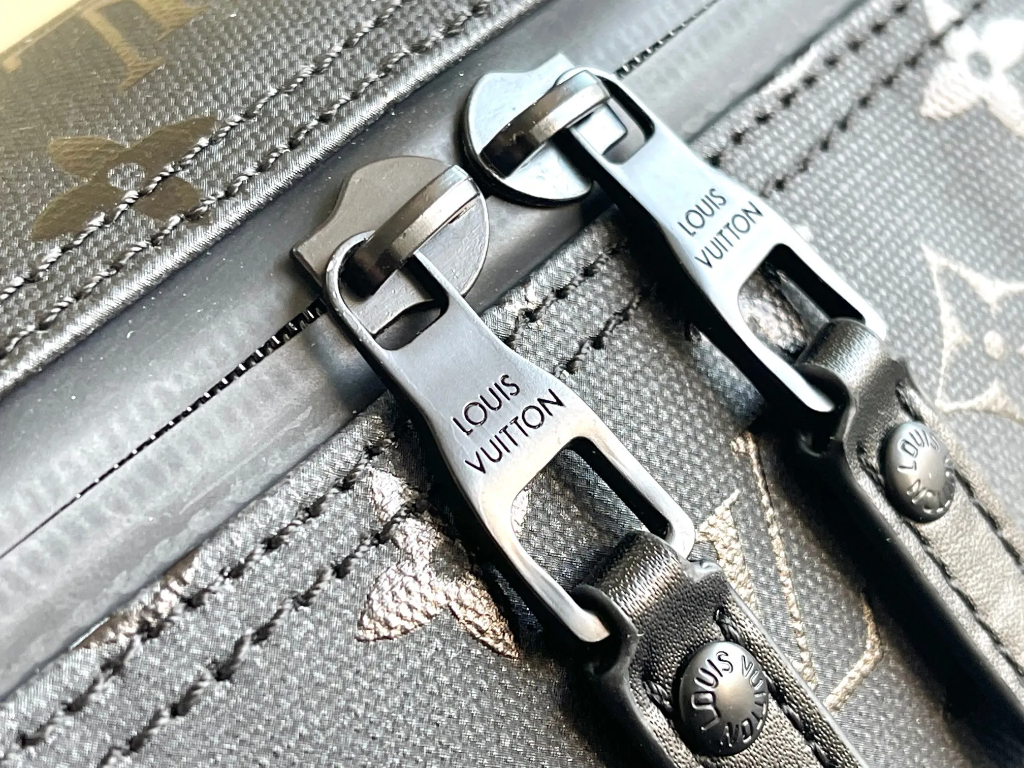 💰1480 (top-grain leather) top original model 23786 Virgil Abloh introduced the Basketball Keepall 55 travel bag from the brand archives to the basketball court, rendering the NBA logo colors and lines for the classic design. Open the flap to reveal the basketball secured by the inner strap under the grid. 55 x 27 x 20 cm
