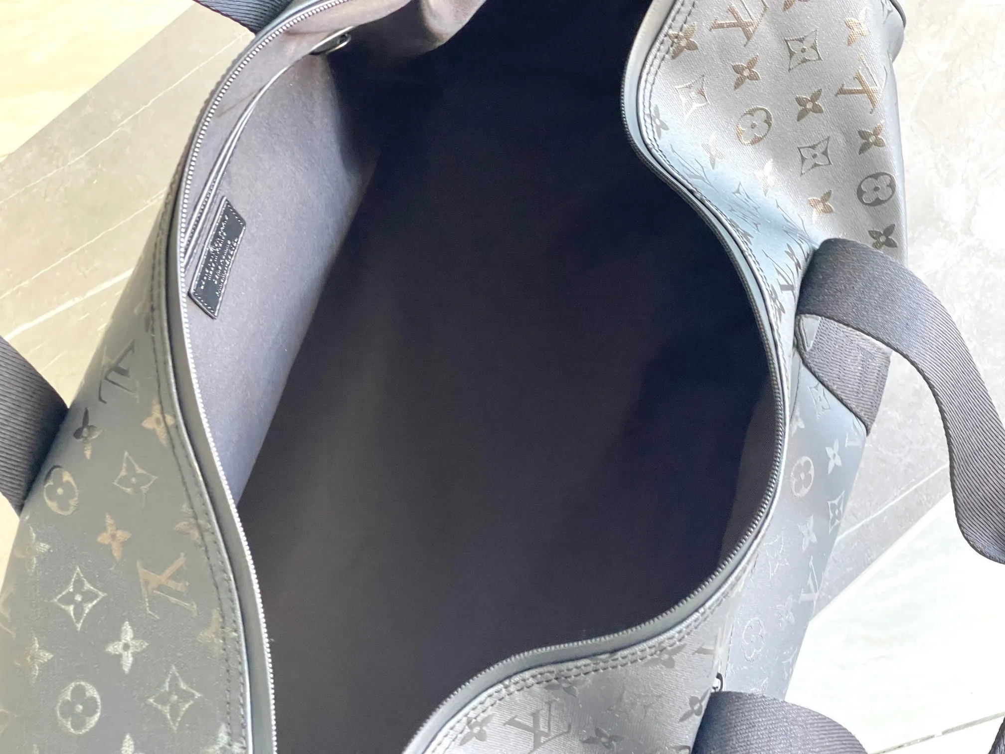 💰1480 (top-grain leather) top original model 23786 Virgil Abloh introduced the Basketball Keepall 55 travel bag from the brand archives to the basketball court, rendering the NBA logo colors and lines for the classic design. Open the flap to reveal the basketball secured by the inner strap under the grid. 55 x 27 x 20 cm