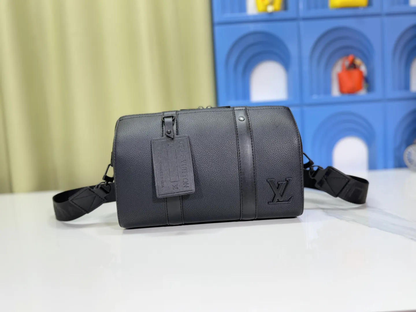 P240 Upgraded original M59255 black full leather This city keepall handbag is made of Iv aerogram cow leather, showing its handsome style with its delicate texture. The metal IV logo, leather tag and jacquard shoulder strap mark the brand identity, and the compact design is suitable for daily travel. Size 27×17×13cm (length x height x width)