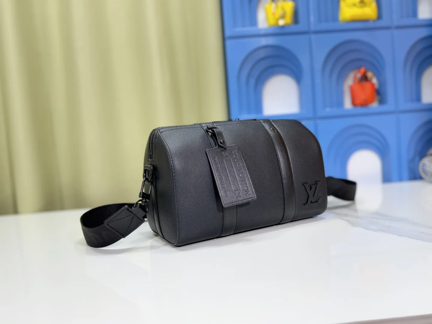 P240 Upgraded original M59255 black full leather This city keepall handbag is made of Iv aerogram cow leather, showing its handsome style with its delicate texture. The metal IV logo, leather tag and jacquard shoulder strap mark the brand identity, and the compact design is suitable for daily travel. Size 27×17×13cm (length x height x width)