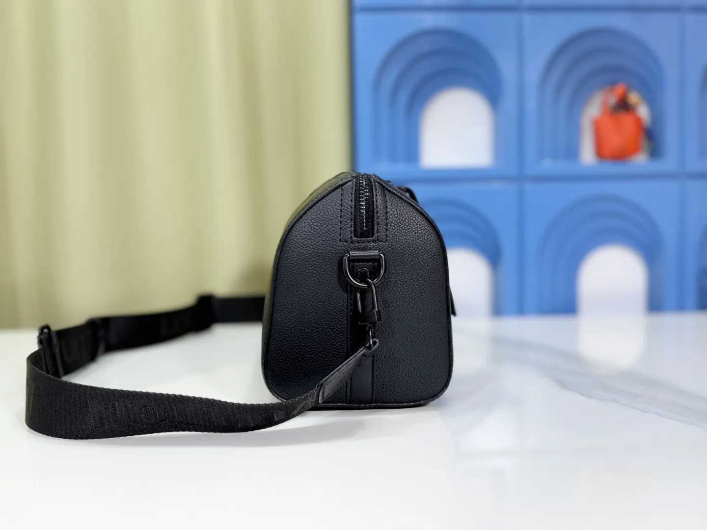 P240 Upgraded original M59255 black full leather This city keepall handbag is made of Iv aerogram cow leather, showing its handsome style with its delicate texture. The metal IV logo, leather tag and jacquard shoulder strap mark the brand identity, and the compact design is suitable for daily travel. Size 27×17×13cm (length x height x width)