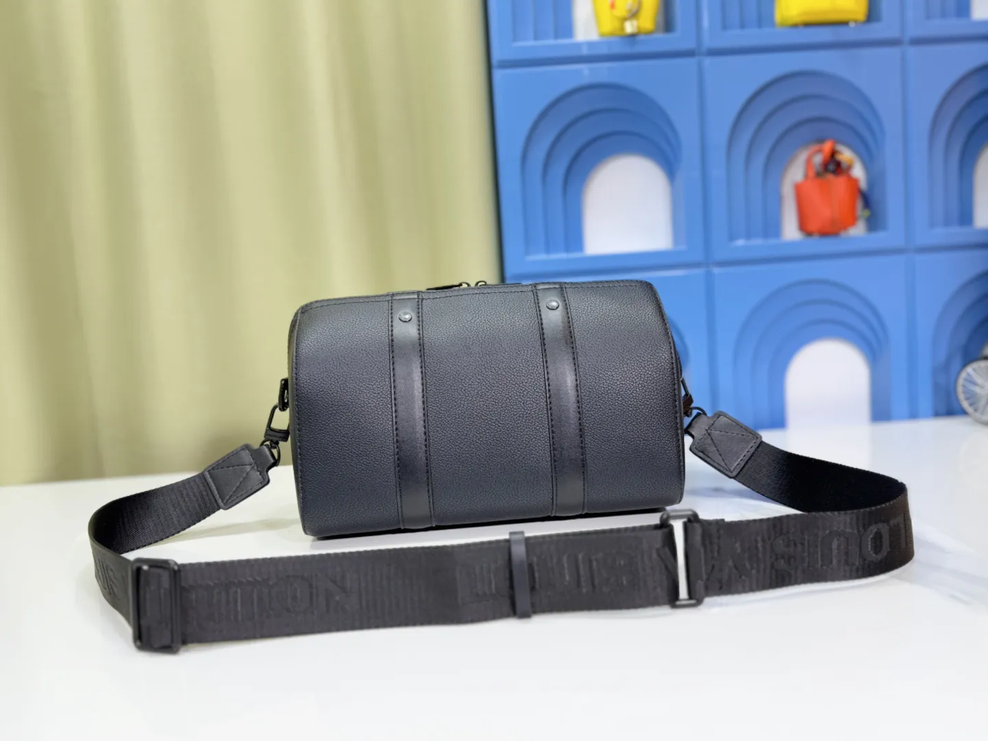 P240 Upgraded original M59255 black full leather This city keepall handbag is made of Iv aerogram cow leather, showing its handsome style with its delicate texture. The metal IV logo, leather tag and jacquard shoulder strap mark the brand identity, and the compact design is suitable for daily travel. Size 27×17×13cm (length x height x width)