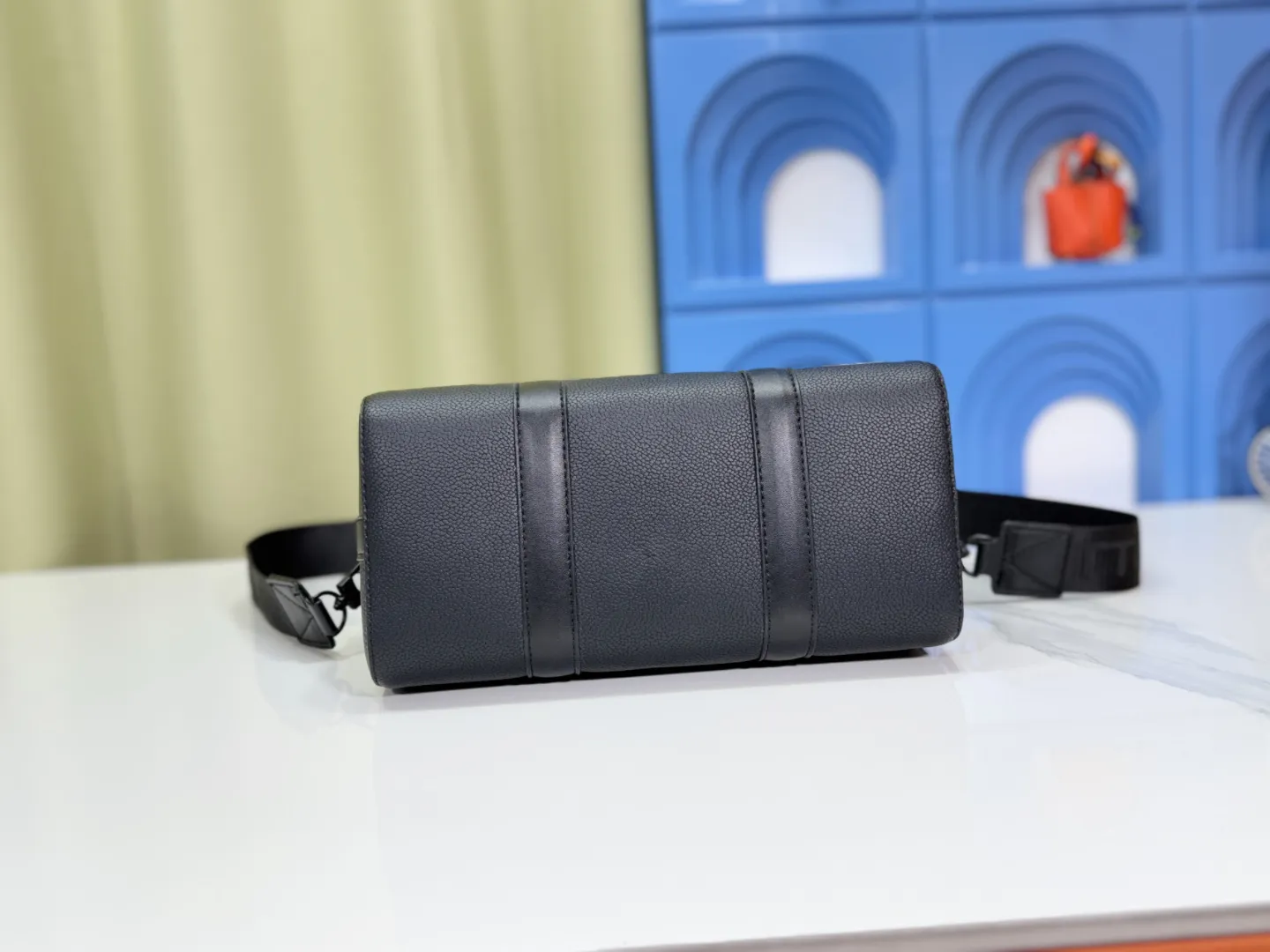 P240 Upgraded original M59255 black full leather This city keepall handbag is made of Iv aerogram cow leather, showing its handsome style with its delicate texture. The metal IV logo, leather tag and jacquard shoulder strap mark the brand identity, and the compact design is suitable for daily travel. Size 27×17×13cm (length x height x width)