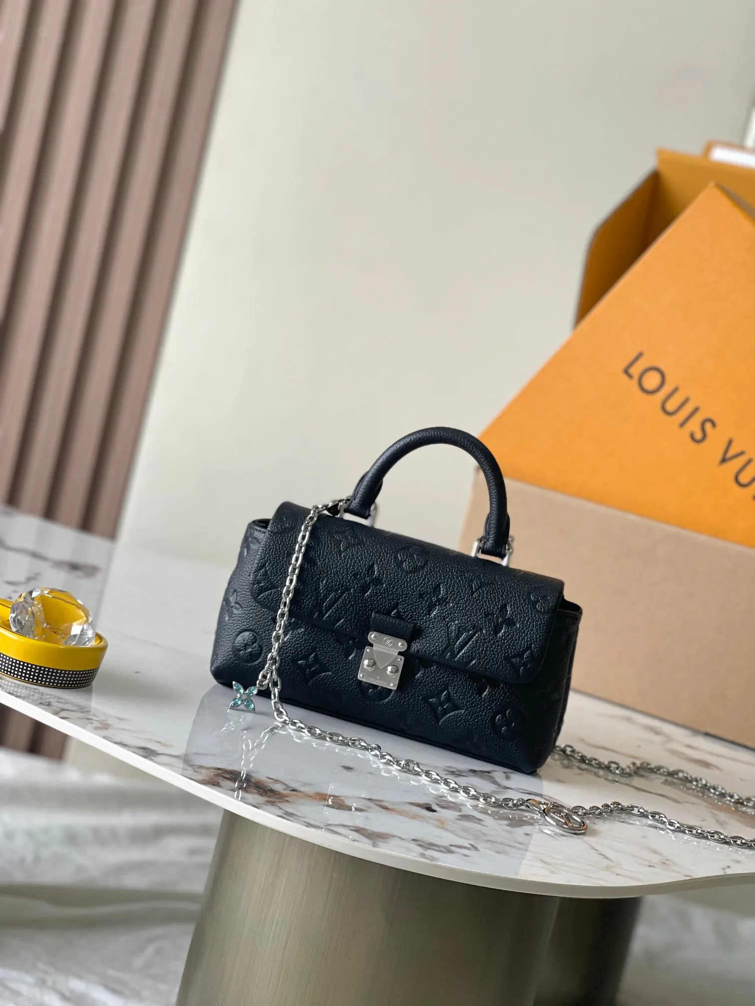 P2560 [Special grade MB original leather] This Nano Madeleine handbag uses Monogram Empreinte leather to interpret the pocket version of the Madeleine handbag. Model: M12144 black chip version. Material: A-grade all-steel hardware, imported original fabric. Packaging: full set of original duty-free MB packaging. Size: 21*12.5*6CM