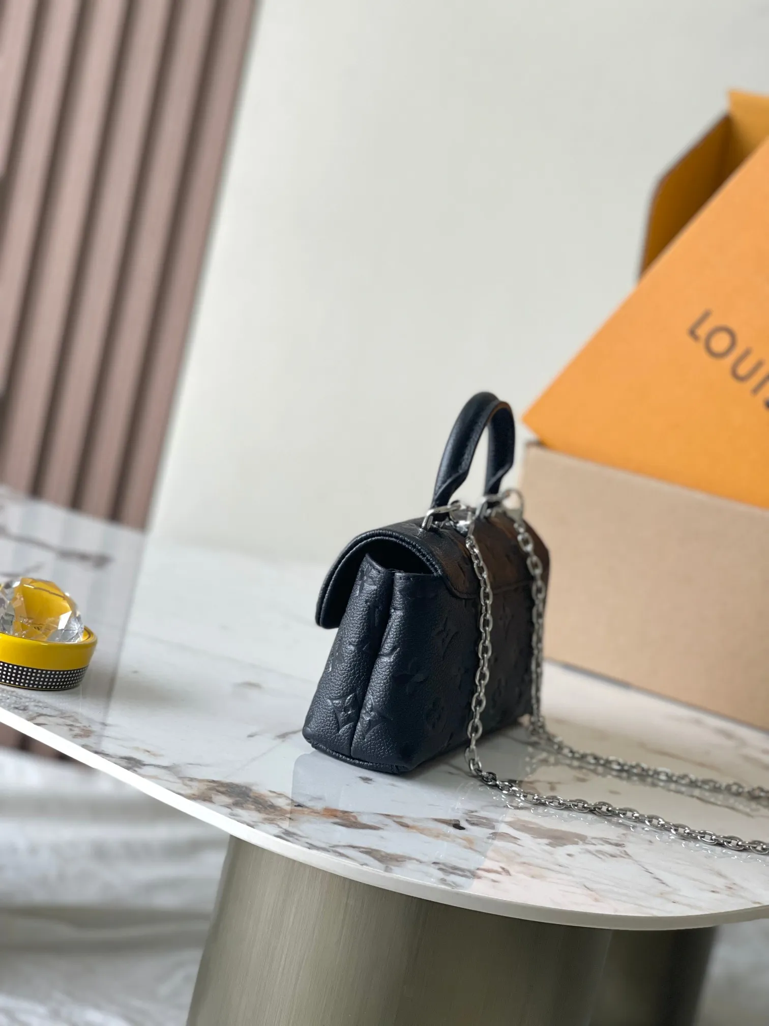 P2560 [Special grade MB original leather] This Nano Madeleine handbag uses Monogram Empreinte leather to interpret the pocket version of the Madeleine handbag. Model: M12144 black chip version. Material: A-grade all-steel hardware, imported original fabric. Packaging: full set of original duty-free MB packaging. Size: 21*12.5*6CM
