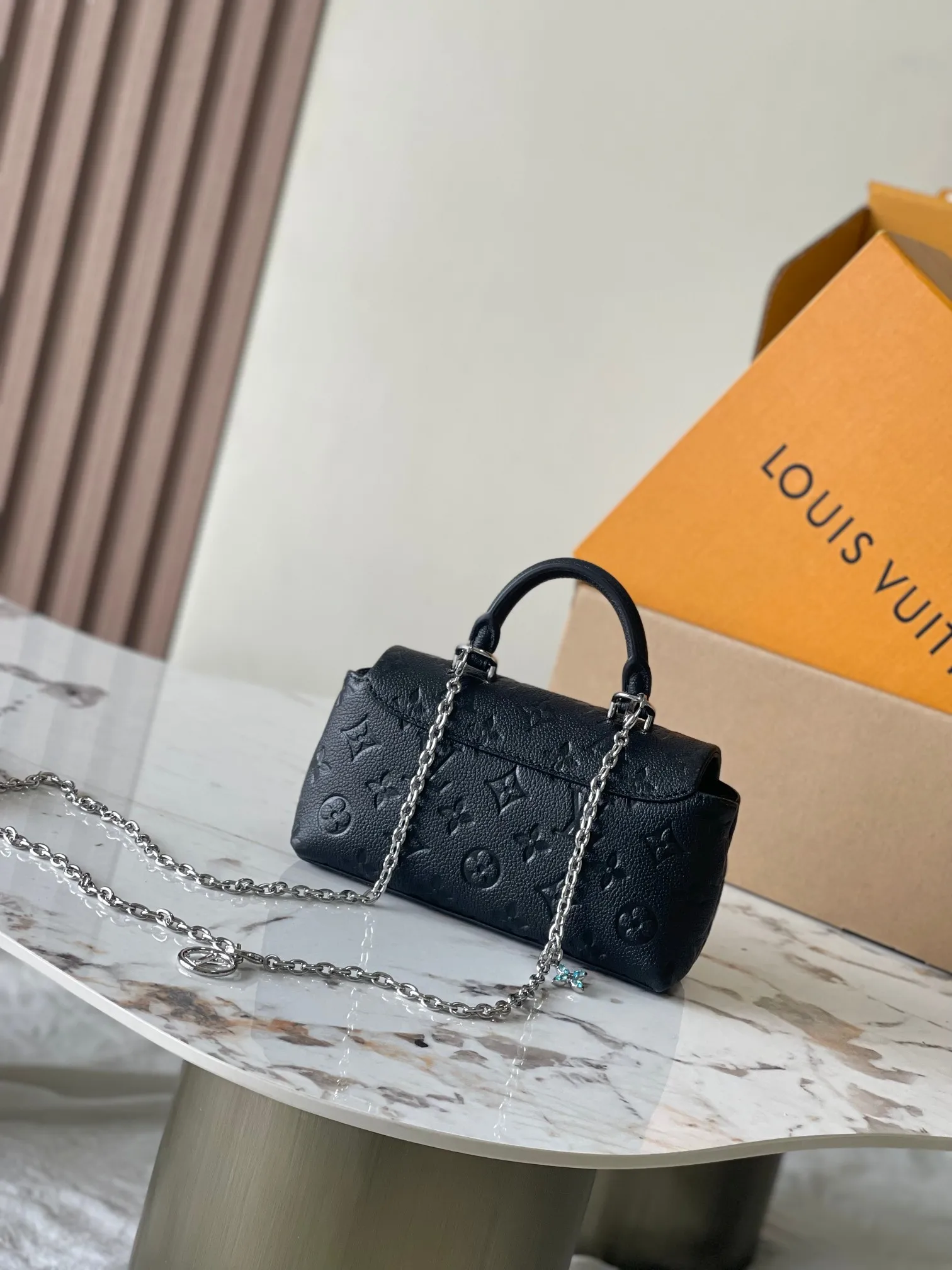 P2560 [Special grade MB original leather] This Nano Madeleine handbag uses Monogram Empreinte leather to interpret the pocket version of the Madeleine handbag. Model: M12144 black chip version. Material: A-grade all-steel hardware, imported original fabric. Packaging: full set of original duty-free MB packaging. Size: 21*12.5*6CM