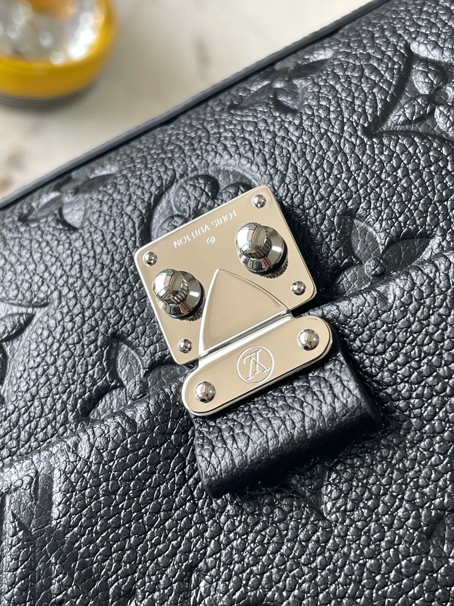 P2560 [Special grade MB original leather] This Nano Madeleine handbag uses Monogram Empreinte leather to interpret the pocket version of the Madeleine handbag. Model: M12144 black chip version. Material: A-grade all-steel hardware, imported original fabric. Packaging: full set of original duty-free MB packaging. Size: 21*12.5*6CM