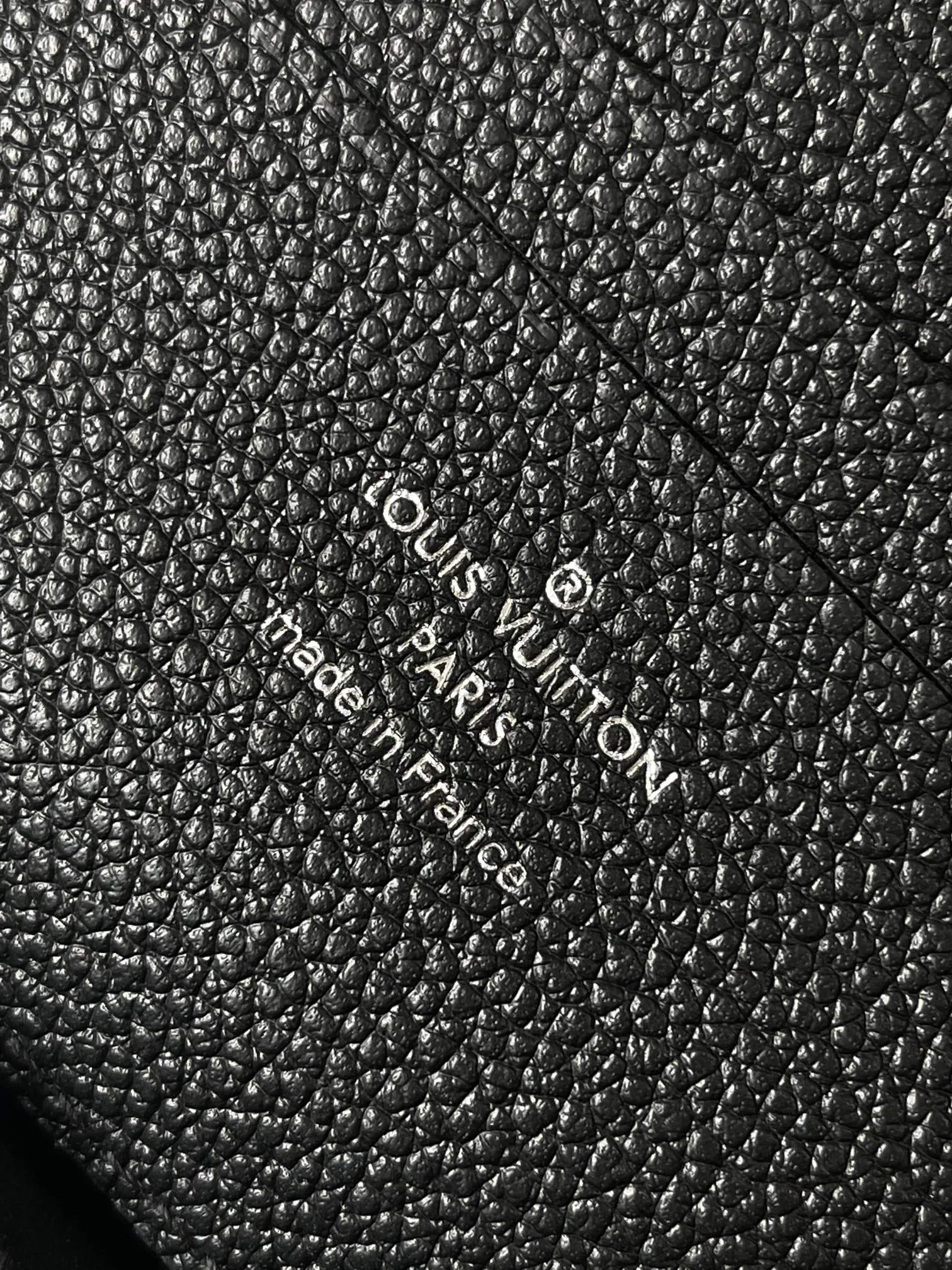 P2560 [Special grade MB original leather] This Nano Madeleine handbag uses Monogram Empreinte leather to interpret the pocket version of the Madeleine handbag. Model: M12144 black chip version. Material: A-grade all-steel hardware, imported original fabric. Packaging: full set of original duty-free MB packaging. Size: 21*12.5*6CM