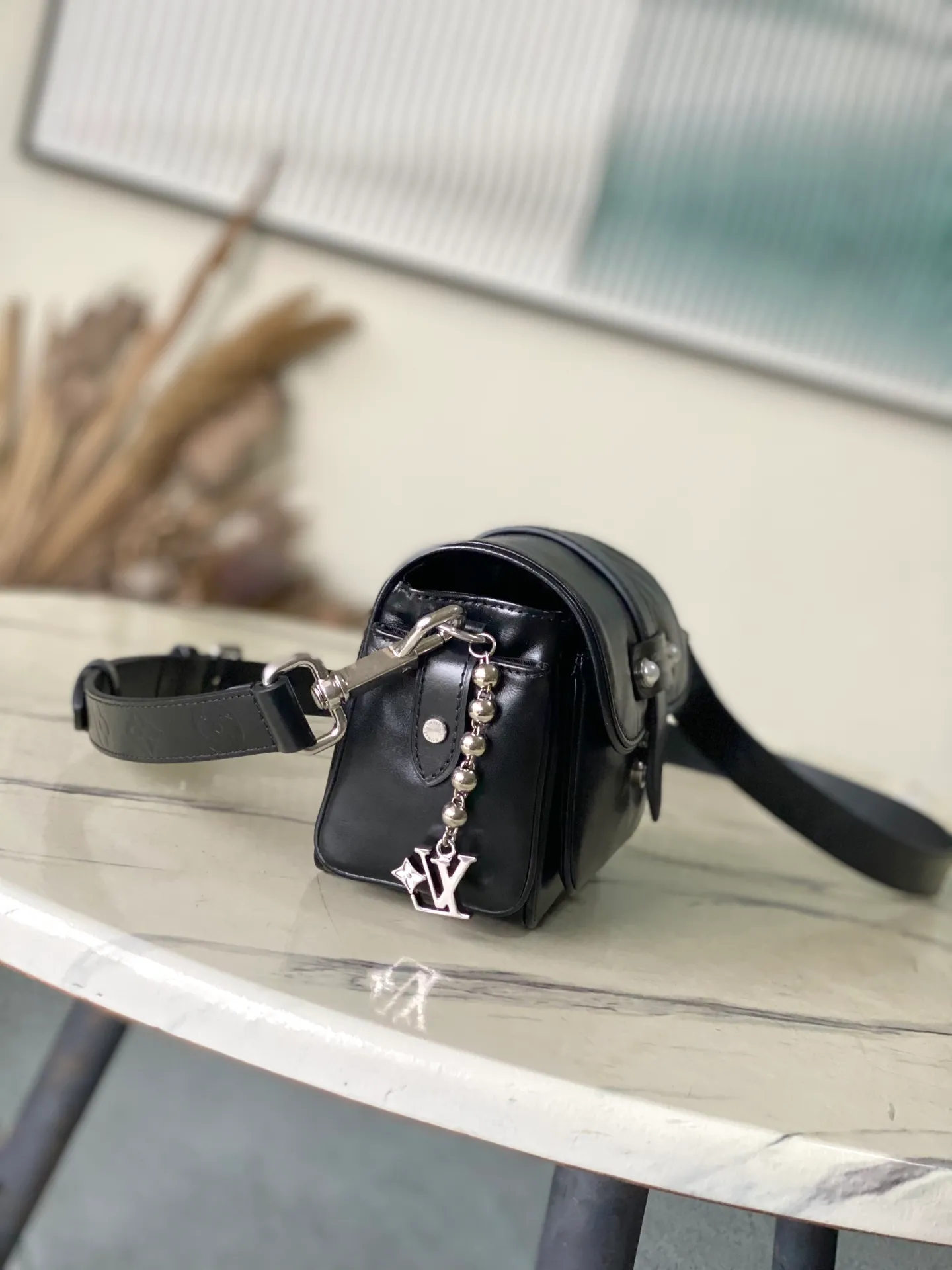 💰1460 (top layer leather) top original order M13989 This Cargo mini handbag is made of soft cow leather to show the relaxed charm, and then the surface is alive with the elegant luster of nylon. The LV letter decoration on the side hangs under the bead chain. Dimensions: 23 × 14 × 10 cm
