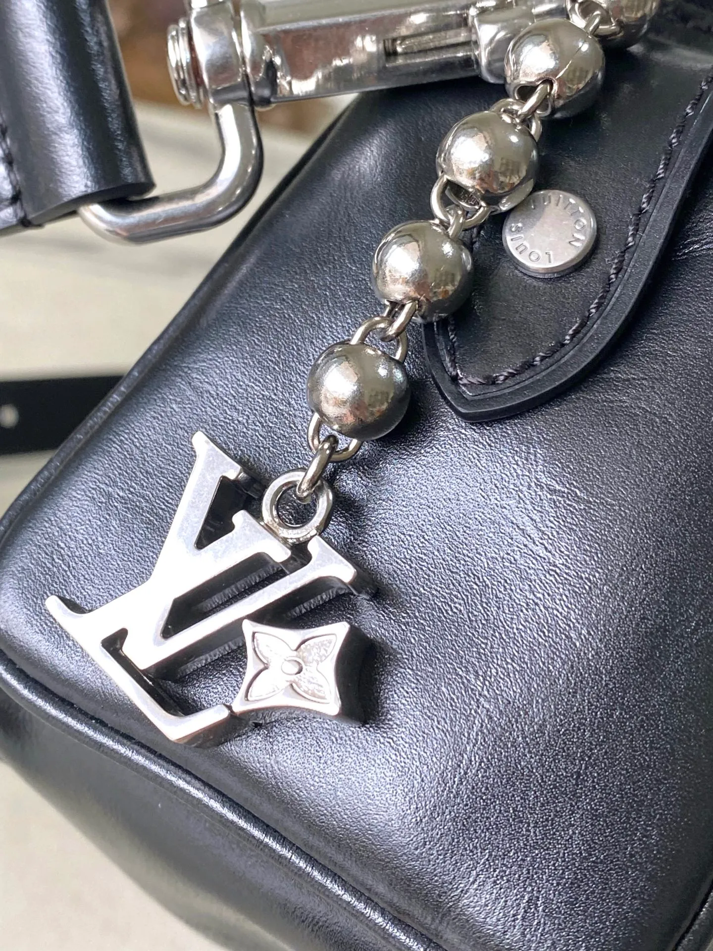 💰1460 (top layer leather) top original order M13989 This Cargo mini handbag is made of soft cow leather to show the relaxed charm, and then the surface is alive with the elegant luster of nylon. The LV letter decoration on the side hangs under the bead chain. Dimensions: 23 × 14 × 10 cm