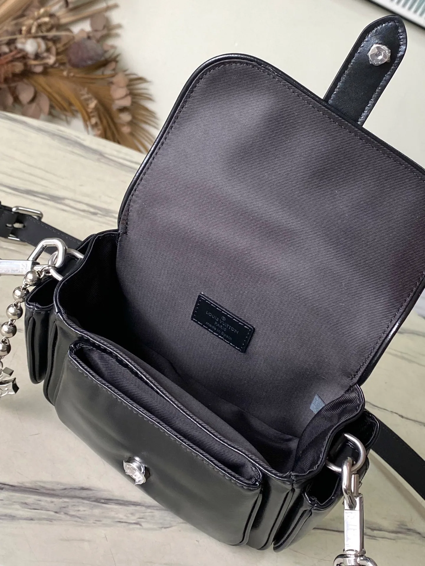💰1460 (top layer leather) top original order M13989 This Cargo mini handbag is made of soft cow leather to show the relaxed charm, and then the surface is alive with the elegant luster of nylon. The LV letter decoration on the side hangs under the bead chain. Dimensions: 23 × 14 × 10 cm