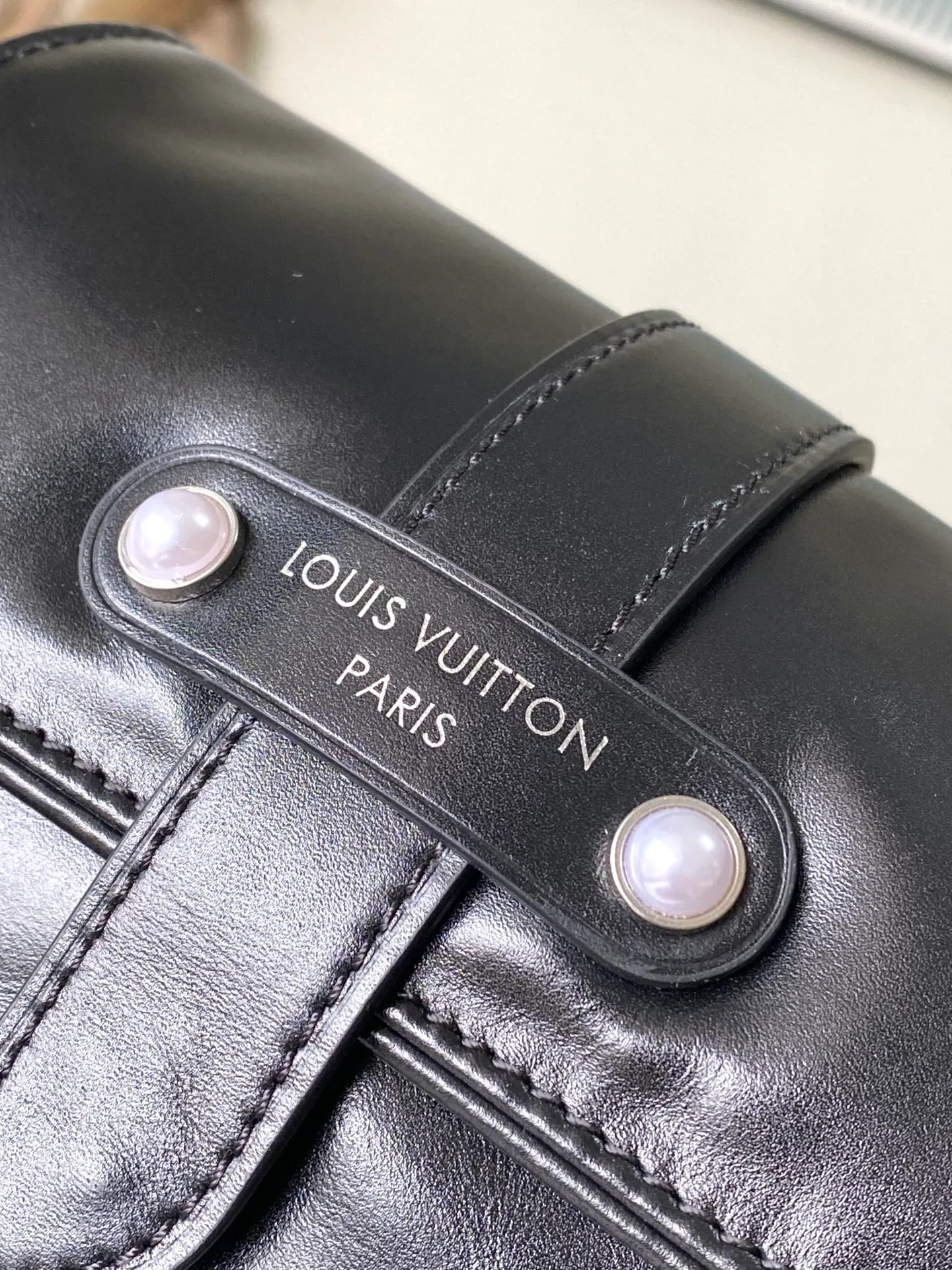 💰1460 (top layer leather) top original order M13989 This Cargo mini handbag is made of soft cow leather to show the relaxed charm, and then the surface is alive with the elegant luster of nylon. The LV letter decoration on the side hangs under the bead chain. Dimensions: 23 × 14 × 10 cm