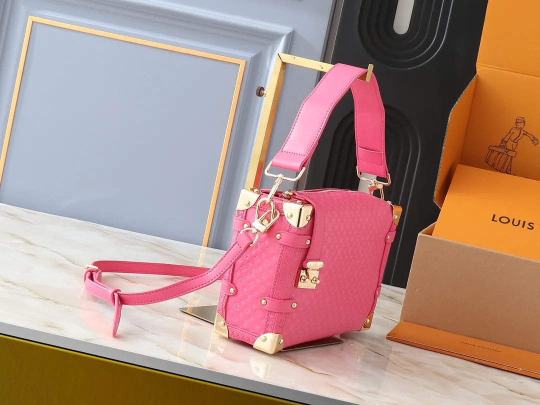 💰320💰Upgraded from the original M46358 full leather bag inspired by travel luggage. The overall design is a classic monogram. The bag is surrounded by metal edging, retaining the signature hard box craftsmanship, and perfectly blending leather and metal, softness and hardness, which not only shows the softness of the leather but also incorporates a bit of laziness and casualness. Dimensions: 24.5x16.5x8.5cm (length x height x width)