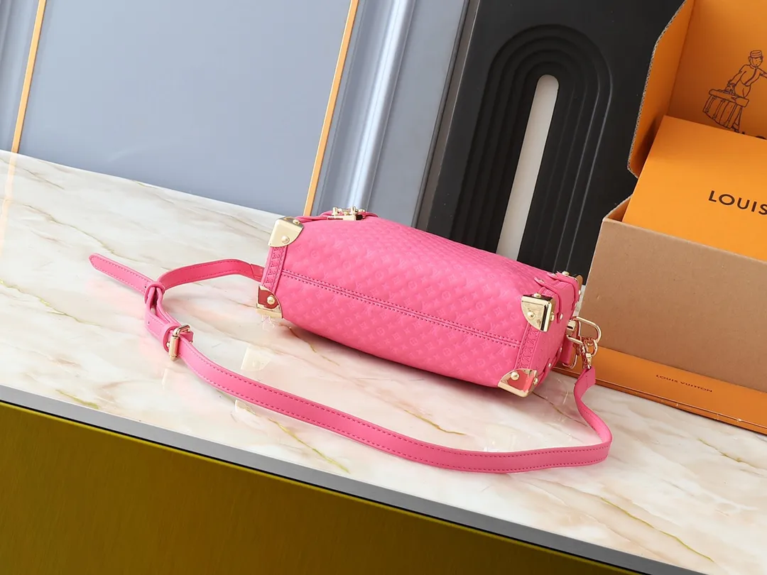 💰320💰Upgraded from the original M46358 full leather bag inspired by travel luggage. The overall design is a classic monogram. The bag is surrounded by metal edging, retaining the signature hard box craftsmanship, and perfectly blending leather and metal, softness and hardness, which not only shows the softness of the leather but also incorporates a bit of laziness and casualness. Dimensions: 24.5x16.5x8.5cm (length x height x width)
