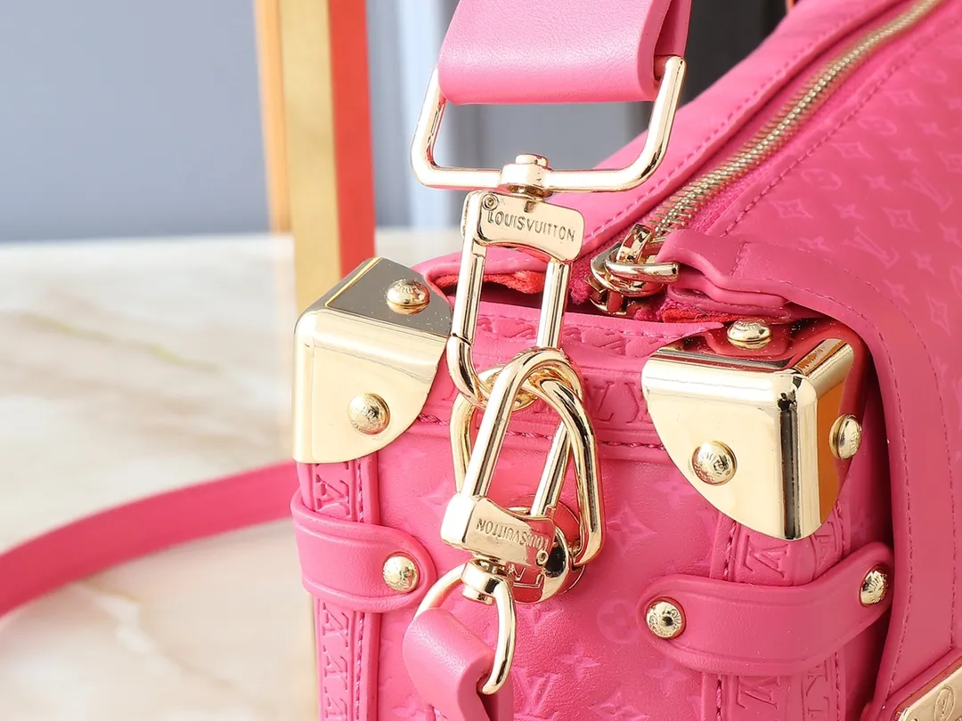 💰320💰Upgraded from the original M46358 full leather bag inspired by travel luggage. The overall design is a classic monogram. The bag is surrounded by metal edging, retaining the signature hard box craftsmanship, and perfectly blending leather and metal, softness and hardness, which not only shows the softness of the leather but also incorporates a bit of laziness and casualness. Dimensions: 24.5x16.5x8.5cm (length x height x width)