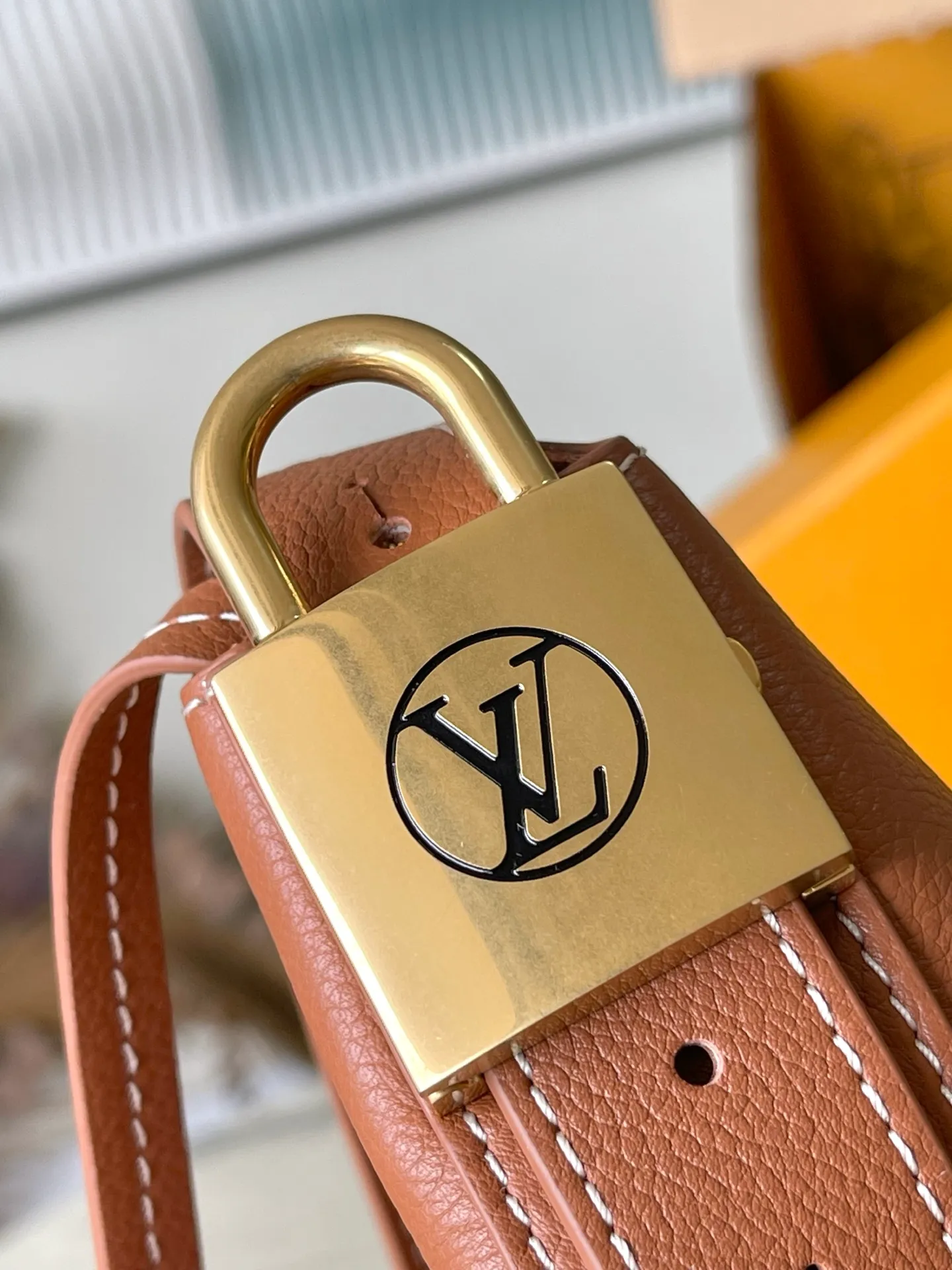 💰1180 (top layer leather) top original order M14642 launches LowKey Cookie medium handbag, highlighting brand heritage and exquisite craftsmanship with elegant design. The soft cow leather will show its unique color over time, and the aged metal padlock and detachable Monogram storage bag are rich details, allowing you to switch to multiple carrying methods at will. Dimensions: 32 × 26 × 5 cm