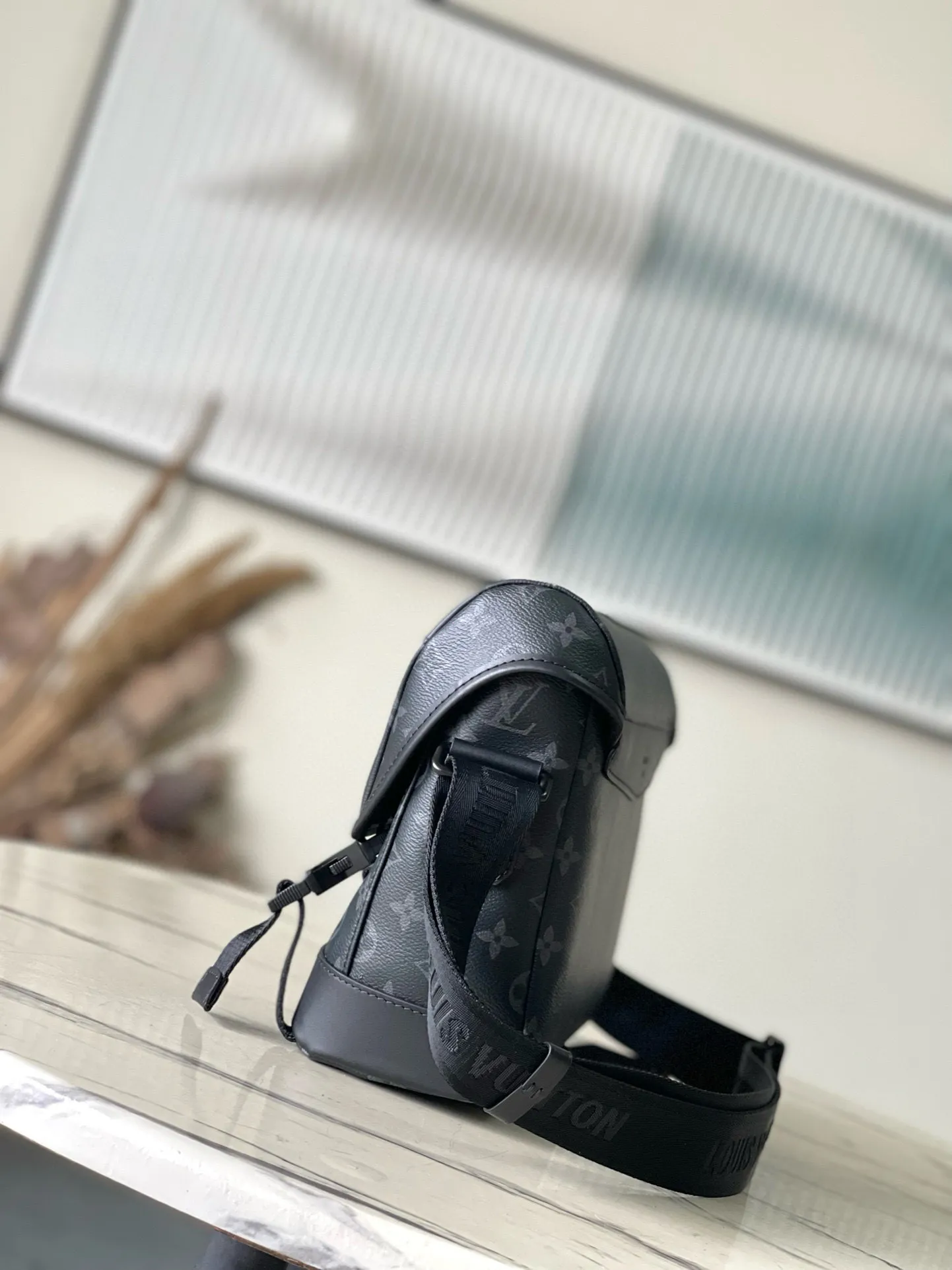 💰1080 Top Original M12517 Black Flower This Voyager small messenger bag is made of Monogram Shadow cow leather, inspired by retro school bags. The new LV buckle brings a convenient experience, the adjustable shoulder strap allows for comfortable carrying, and there is ample space to store tablets, chargers, notepads and other daily needs. Dimensions: 33 × 22.5 × 11 cm