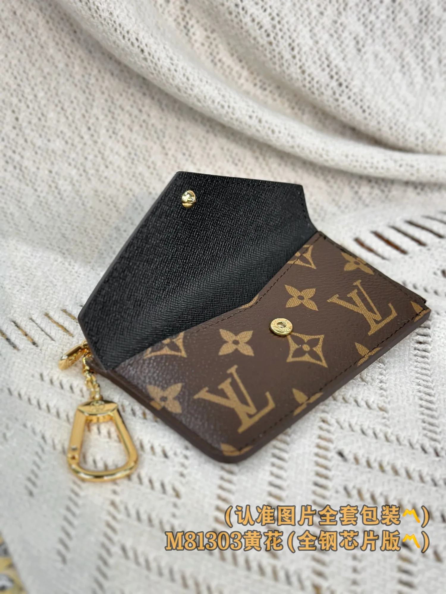 P720 [Genuine grade] [Special grade MB all-steel high-elastic fabric] M81303 (〽️A-grade all-steel version〽️) personalized customization! Transcoding chip, Recto Verso business card holder, this Recto Verso business card holder is perfectly blended with Monogram and Monogram Reverse canvas, embellished with exquisite calfskin trim, the design is versatile and equipped with many practical details, including flap pockets, a wide L-shaped zipper compartment and four business card compartments, plus a hidden hook chain strap, which can be tied to any handbag or belt.  13 x 8 x 2 cm (length x height x width).