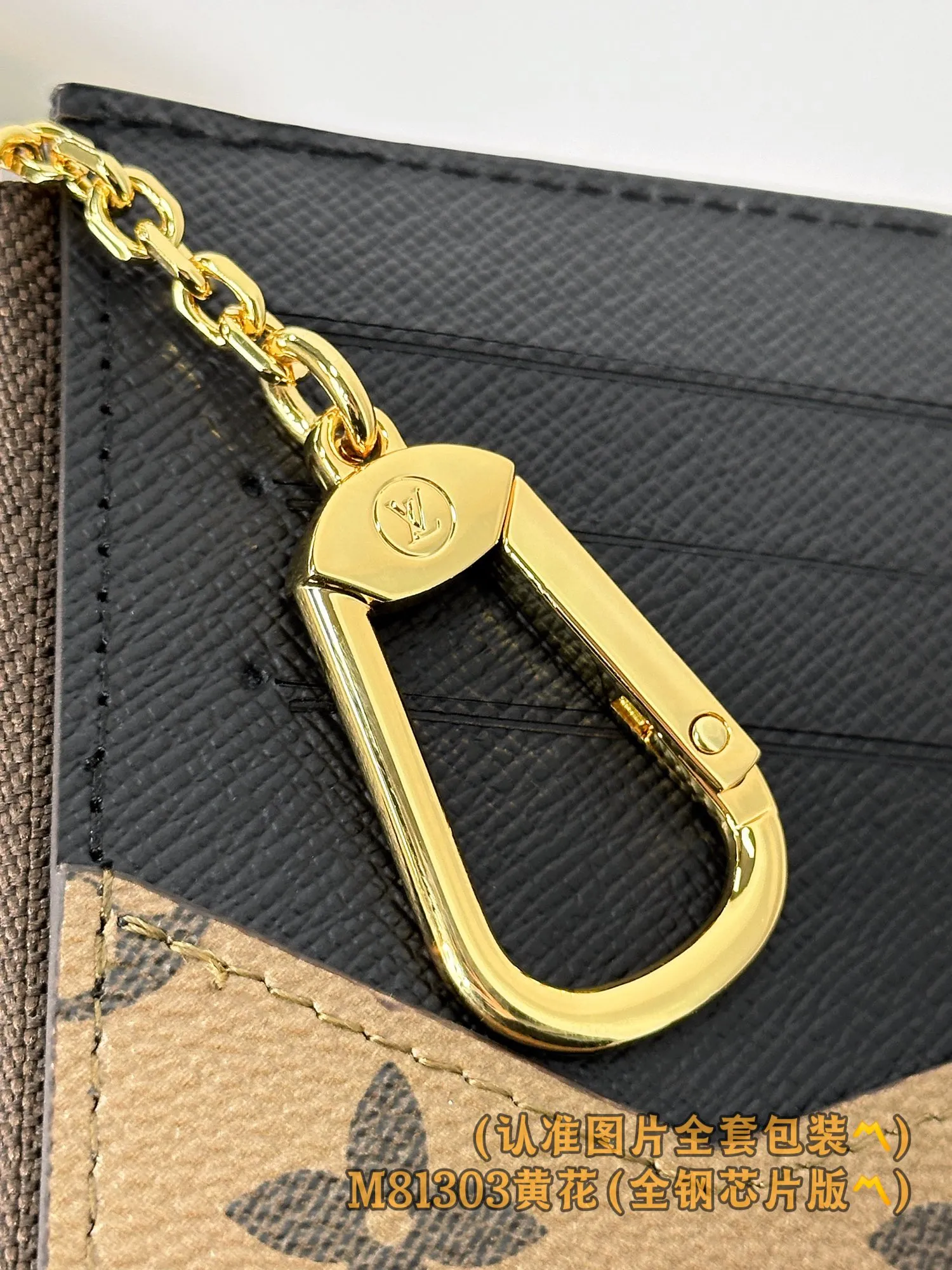 P720 [Genuine grade] [Special grade MB all-steel high-elastic fabric] M81303 (〽️A-grade all-steel version〽️) personalized customization! Transcoding chip, Recto Verso business card holder, this Recto Verso business card holder is perfectly blended with Monogram and Monogram Reverse canvas, embellished with exquisite calfskin trim, the design is versatile and equipped with many practical details, including flap pockets, a wide L-shaped zipper compartment and four business card compartments, plus a hidden hook chain strap, which can be tied to any handbag or belt.  13 x 8 x 2 cm (length x height x width).
