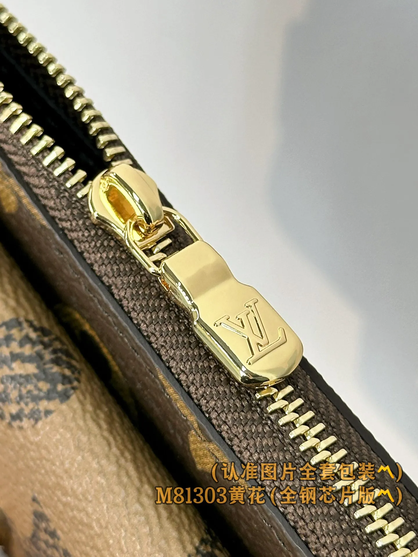 P720 [Genuine grade] [Special grade MB all-steel high-elastic fabric] M81303 (〽️A-grade all-steel version〽️) personalized customization! Transcoding chip, Recto Verso business card holder, this Recto Verso business card holder is perfectly blended with Monogram and Monogram Reverse canvas, embellished with exquisite calfskin trim, the design is versatile and equipped with many practical details, including flap pockets, a wide L-shaped zipper compartment and four business card compartments, plus a hidden hook chain strap, which can be tied to any handbag or belt.  13 x 8 x 2 cm (length x height x width).