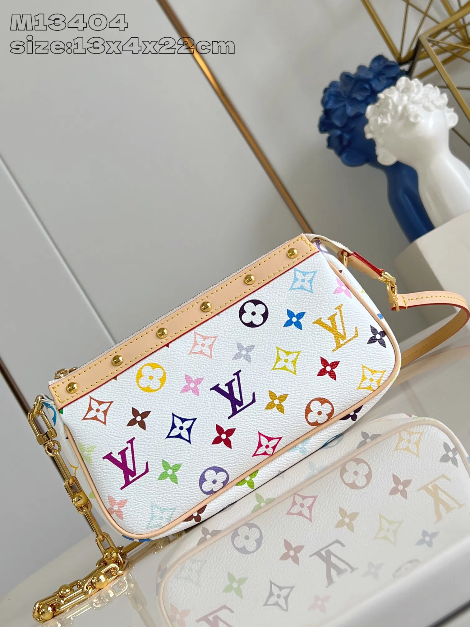 Factory price 740 [top quality original order] dynamic chip! M13404 white color, this Pochette Accessoires handbag is made of coated canvas, with colorful Monogram patterns to interpret the smart style of the Louis Vuitton x Murakami cross-border collaboration series. Calf leather trim and dazzling hardware add to the sophisticated details, while the detachable shoulder strap and chain allow for flexible carry. 13 x 4 x 22 cm (height x width x length)