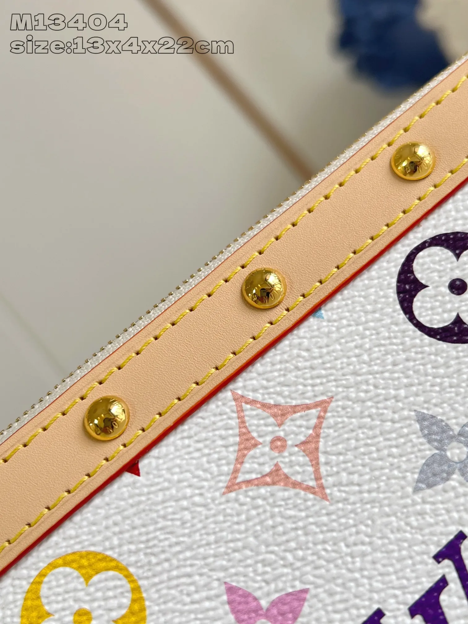 Factory price 740 [top quality original order] dynamic chip! M13404 white color, this Pochette Accessoires handbag is made of coated canvas, with colorful Monogram patterns to interpret the smart style of the Louis Vuitton x Murakami cross-border collaboration series. Calf leather trim and dazzling hardware add to the sophisticated details, while the detachable shoulder strap and chain allow for flexible carry. 13 x 4 x 22 cm (height x width x length)