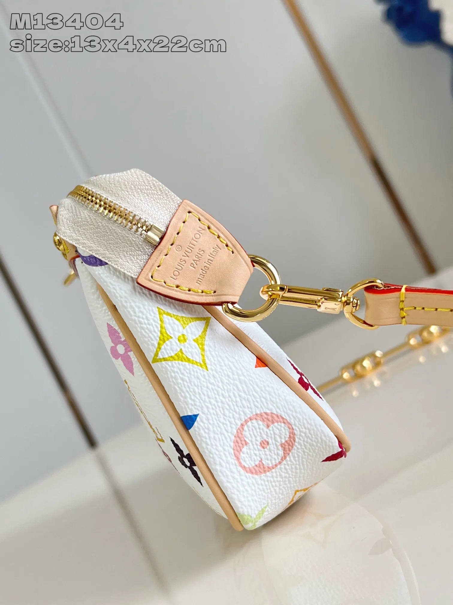 Factory price 740 [top quality original order] dynamic chip! M13404 white color, this Pochette Accessoires handbag is made of coated canvas, with colorful Monogram patterns to interpret the smart style of the Louis Vuitton x Murakami cross-border collaboration series. Calf leather trim and dazzling hardware add to the sophisticated details, while the detachable shoulder strap and chain allow for flexible carry. 13 x 4 x 22 cm (height x width x length)