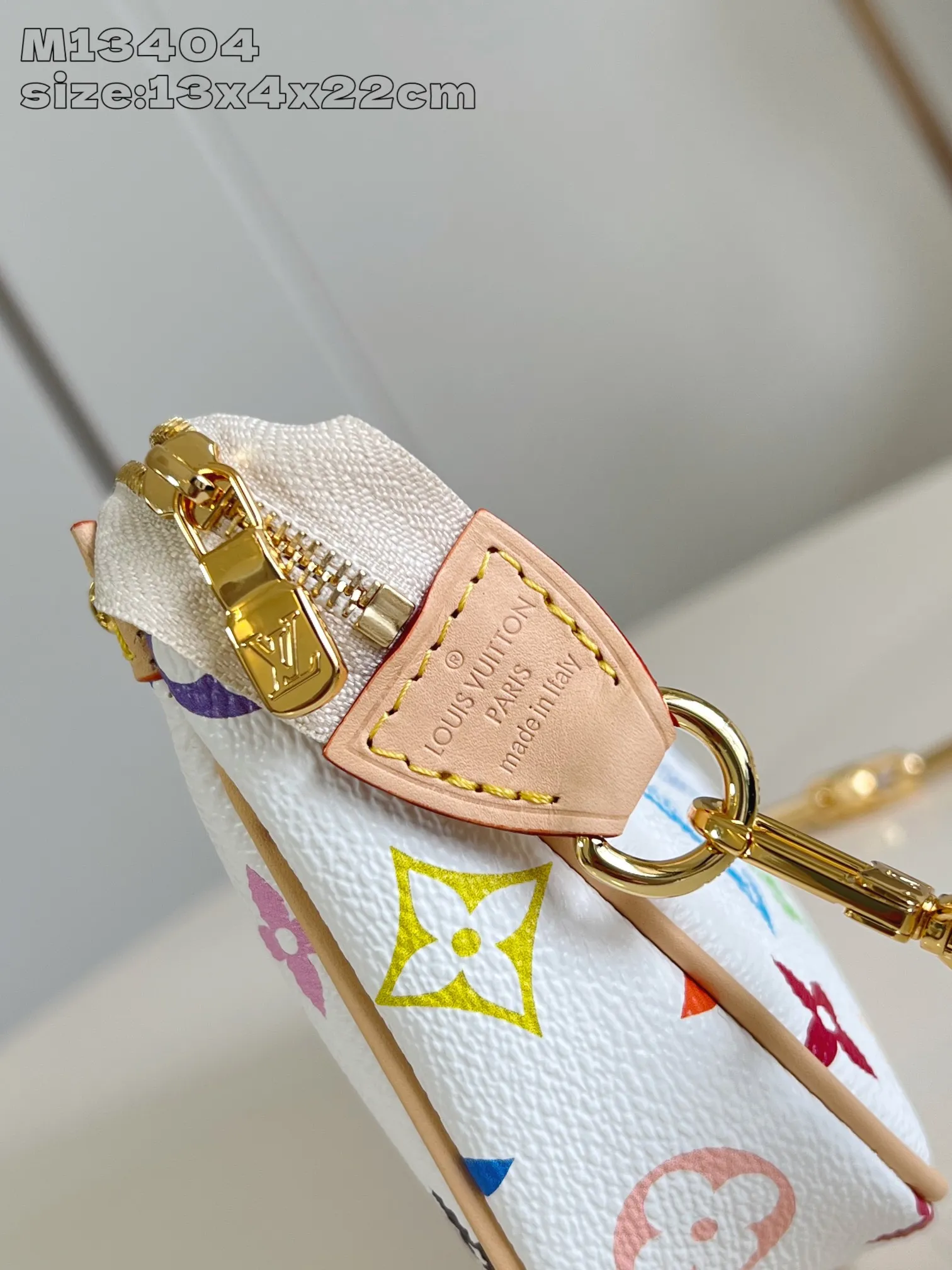 Factory price 740 [top quality original order] dynamic chip! M13404 white color, this Pochette Accessoires handbag is made of coated canvas, with colorful Monogram patterns to interpret the smart style of the Louis Vuitton x Murakami cross-border collaboration series. Calf leather trim and dazzling hardware add to the sophisticated details, while the detachable shoulder strap and chain allow for flexible carry. 13 x 4 x 22 cm (height x width x length)