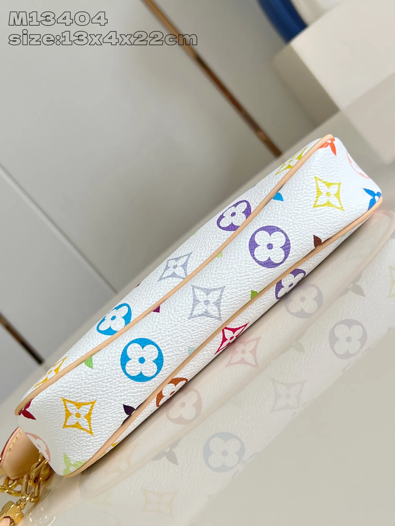 Factory price 740 [top quality original order] dynamic chip! M13404 white color, this Pochette Accessoires handbag is made of coated canvas, with colorful Monogram patterns to interpret the smart style of the Louis Vuitton x Murakami cross-border collaboration series. Calf leather trim and dazzling hardware add to the sophisticated details, while the detachable shoulder strap and chain allow for flexible carry. 13 x 4 x 22 cm (height x width x length)