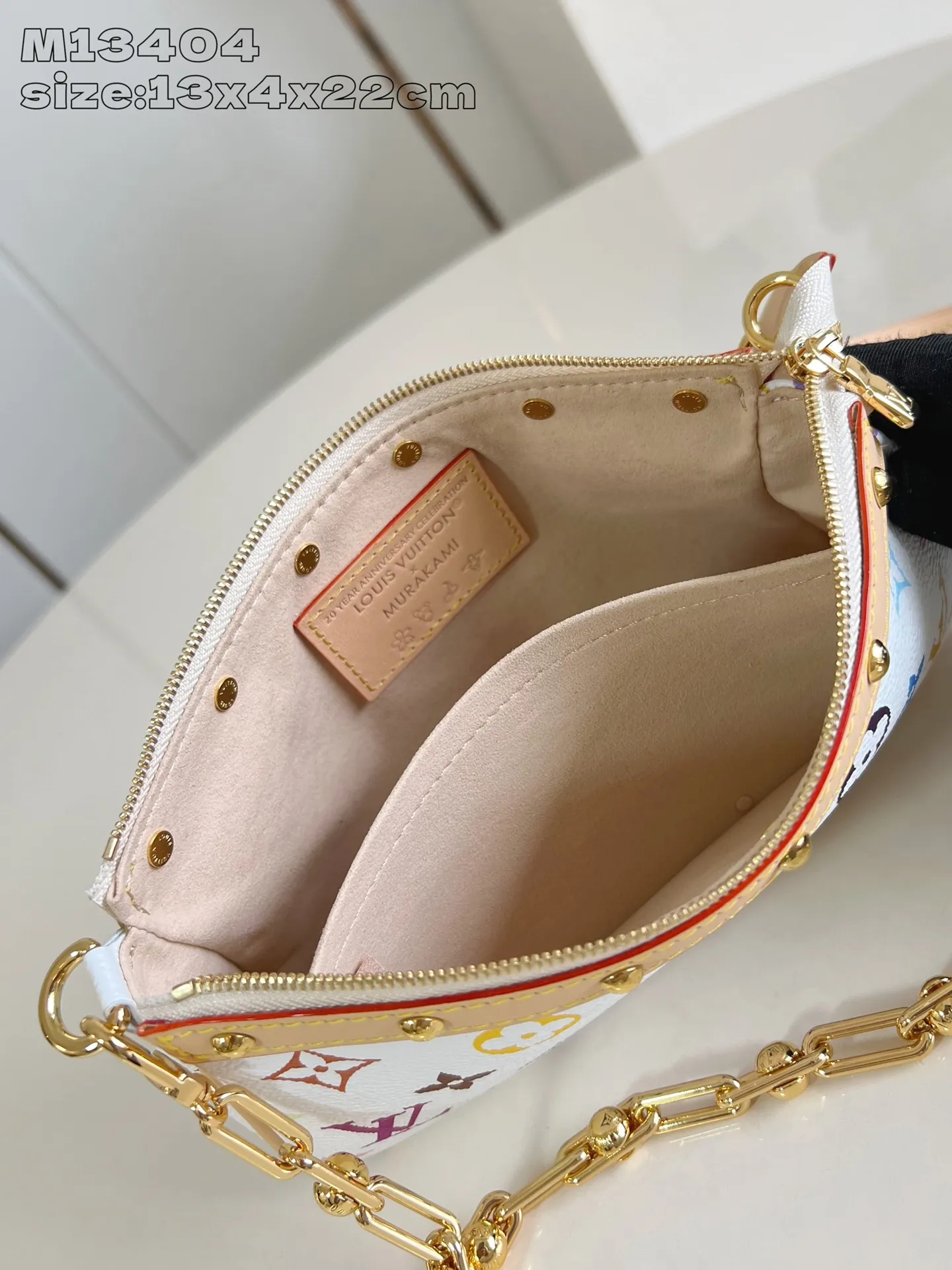 Factory price 740 [top quality original order] dynamic chip! M13404 white color, this Pochette Accessoires handbag is made of coated canvas, with colorful Monogram patterns to interpret the smart style of the Louis Vuitton x Murakami cross-border collaboration series. Calf leather trim and dazzling hardware add to the sophisticated details, while the detachable shoulder strap and chain allow for flexible carry. 13 x 4 x 22 cm (height x width x length)