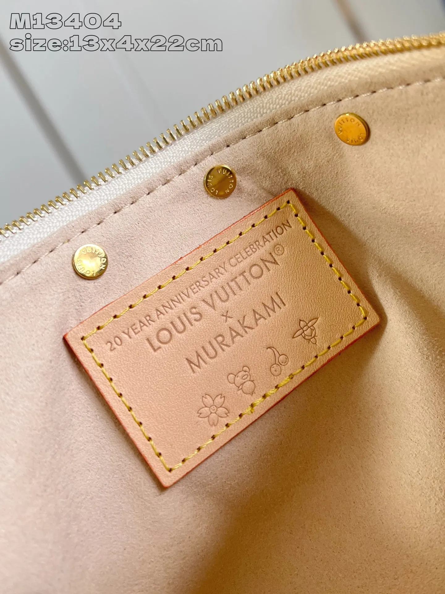 Factory price 740 [top quality original order] dynamic chip! M13404 white color, this Pochette Accessoires handbag is made of coated canvas, with colorful Monogram patterns to interpret the smart style of the Louis Vuitton x Murakami cross-border collaboration series. Calf leather trim and dazzling hardware add to the sophisticated details, while the detachable shoulder strap and chain allow for flexible carry. 13 x 4 x 22 cm (height x width x length)