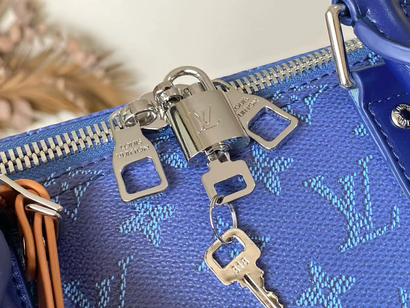 💰1280 Top original order M26864 blue 163c01 dynamic chip 2026 early spring men's bag crossbody handbag Region: Paris Quarter: 2026 early spring brand: Louis Vuitton Louis Vuitton (available in November) 26 early spring Heritage Keepall 50 size 50.0X29.0X23.0 cm