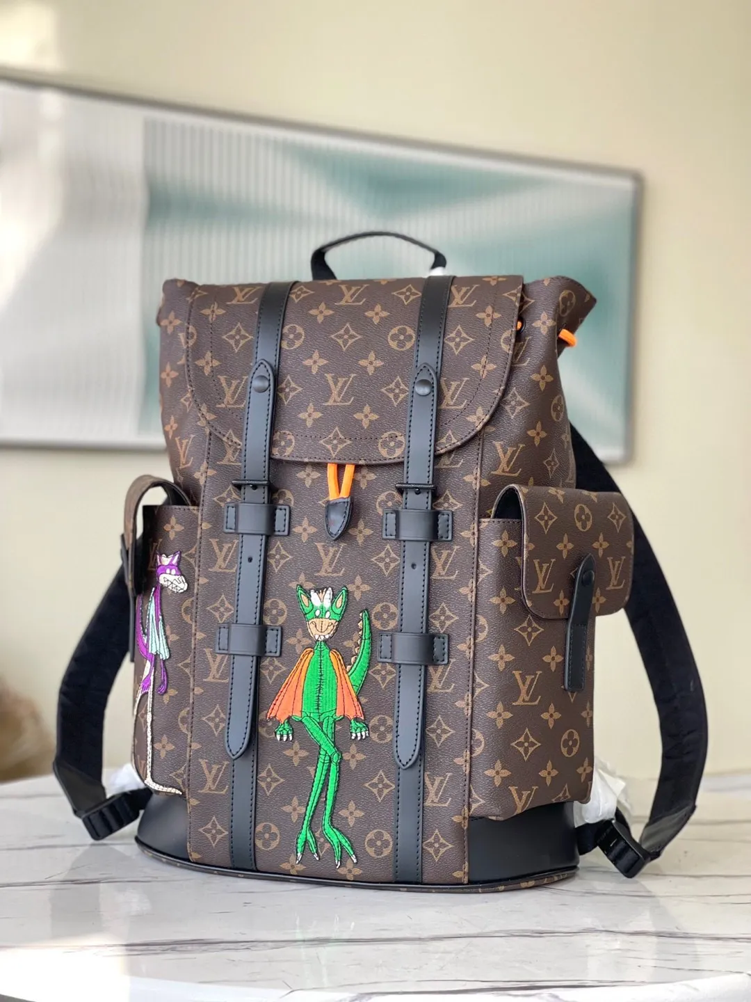 💰1000 Top Original M45617 2021 Spring/Summer Christopher Backpack is made of Monogram canvas, with embroidered patches depicting the image of Virgil Abloh's little friend in the "Zoooom with Friends" animated film. Inner and outer pockets make it easy to store tablets and more. Dimensions: 41 x 47 x 13 cm