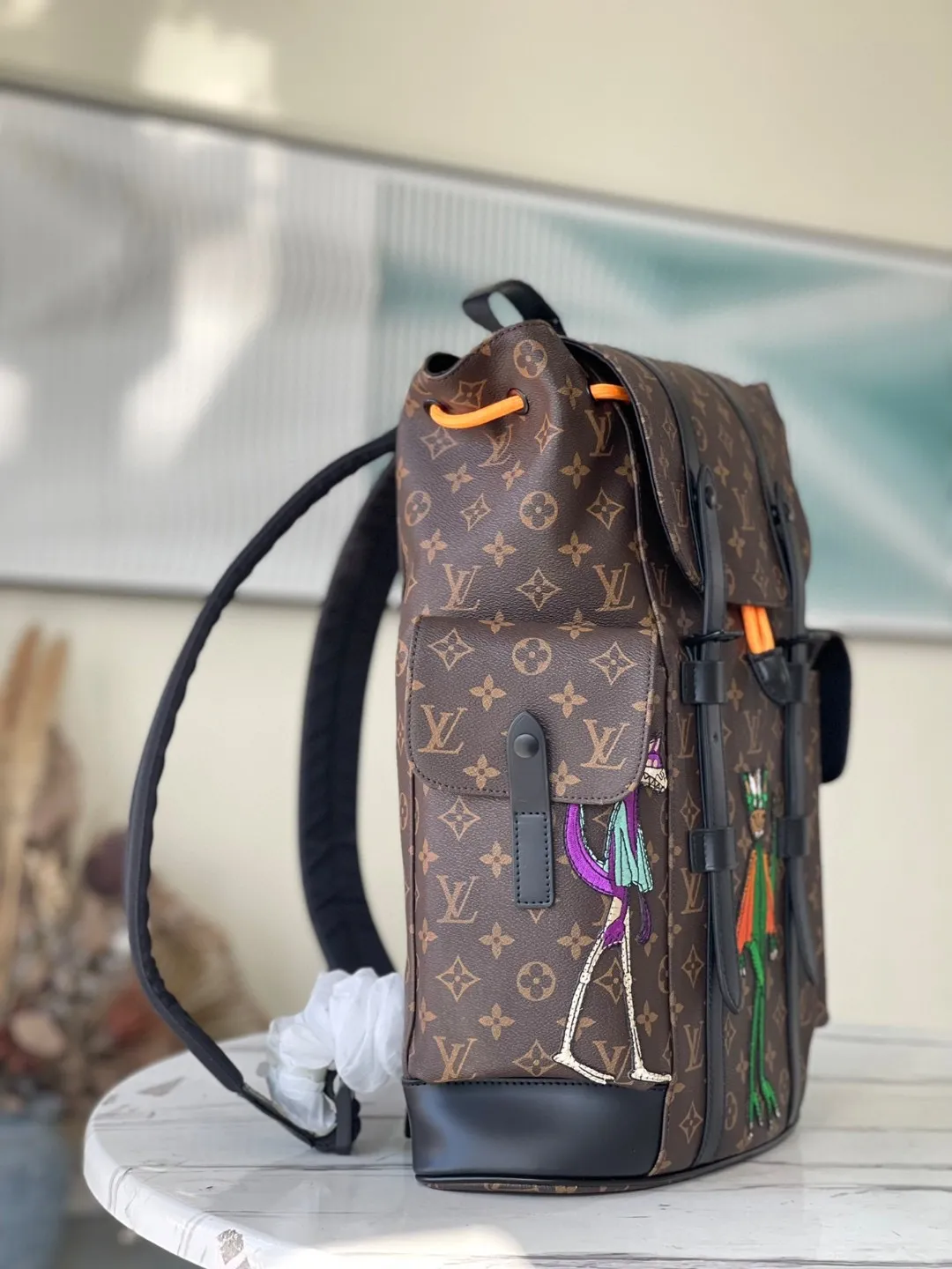 💰1000 Top Original M45617 2021 Spring/Summer Christopher Backpack is made of Monogram canvas, with embroidered patches depicting the image of Virgil Abloh's little friend in the "Zoooom with Friends" animated film. Inner and outer pockets make it easy to store tablets and more. Dimensions: 41 x 47 x 13 cm