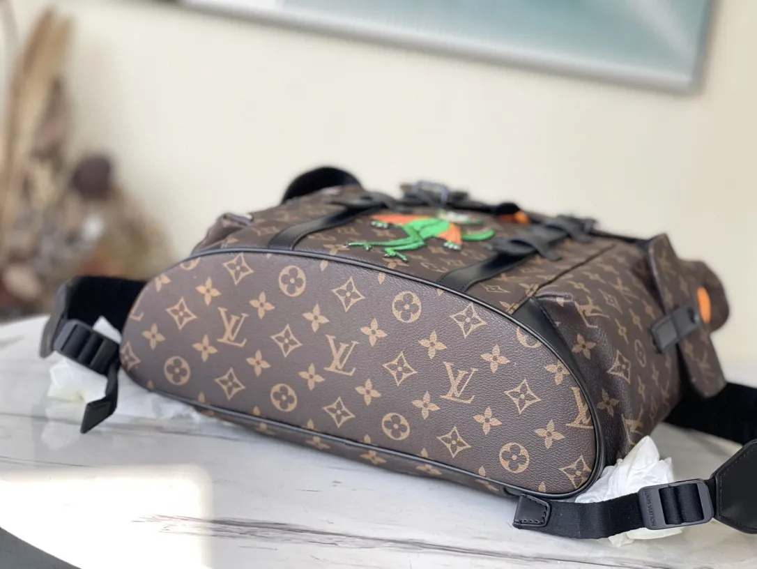 💰1000 Top Original M45617 2021 Spring/Summer Christopher Backpack is made of Monogram canvas, with embroidered patches depicting the image of Virgil Abloh's little friend in the "Zoooom with Friends" animated film. Inner and outer pockets make it easy to store tablets and more. Dimensions: 41 x 47 x 13 cm