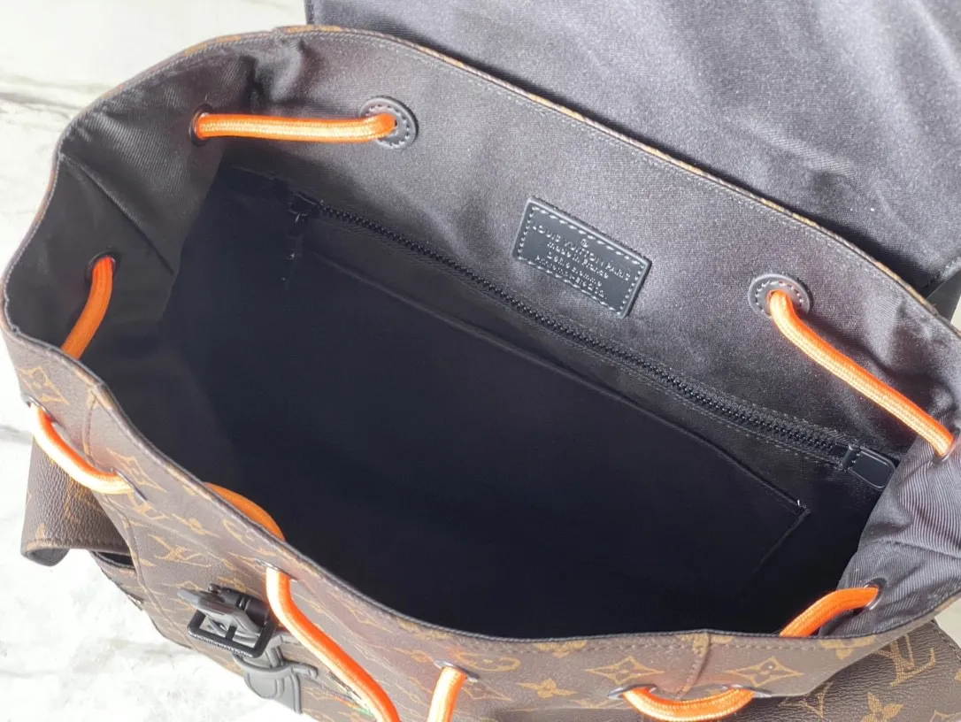 💰1000 Top Original M45617 2021 Spring/Summer Christopher Backpack is made of Monogram canvas, with embroidered patches depicting the image of Virgil Abloh's little friend in the "Zoooom with Friends" animated film. Inner and outer pockets make it easy to store tablets and more. Dimensions: 41 x 47 x 13 cm